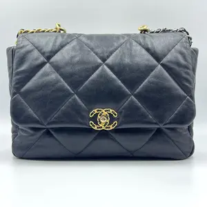 Pre-owned CHANEL Leather Shoulder Bags 19 handbag