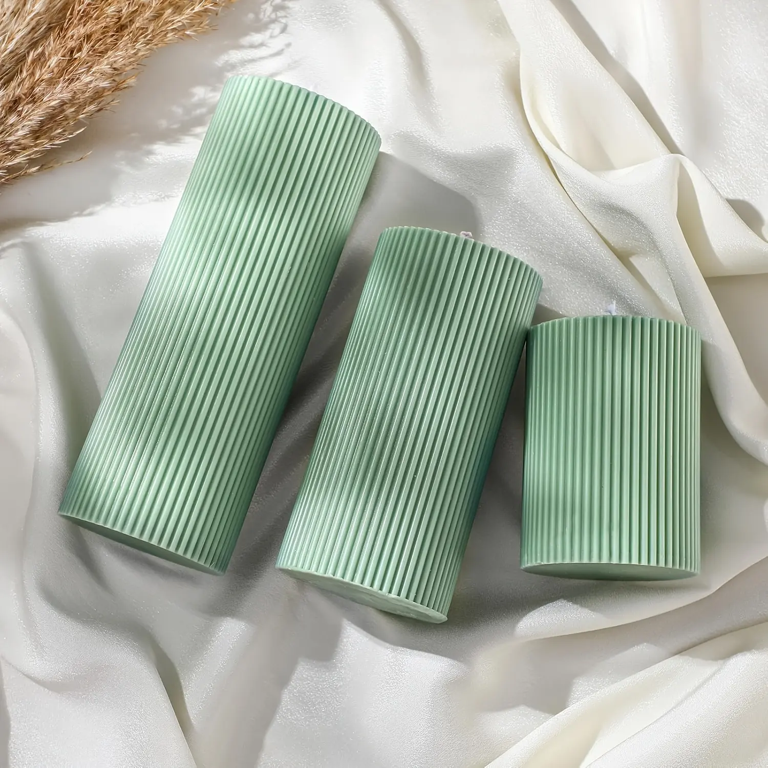 Set of 3 green ribbed pillar candles, widths 5 cm, heights 5 cm, 7.5 cm, 10 cm, large soy wax beeswax, pillar candles, aesthetic ribbed design, suitable for modern home decor in bathroom and living room, ambient lighting,wick wisdom candles Kit