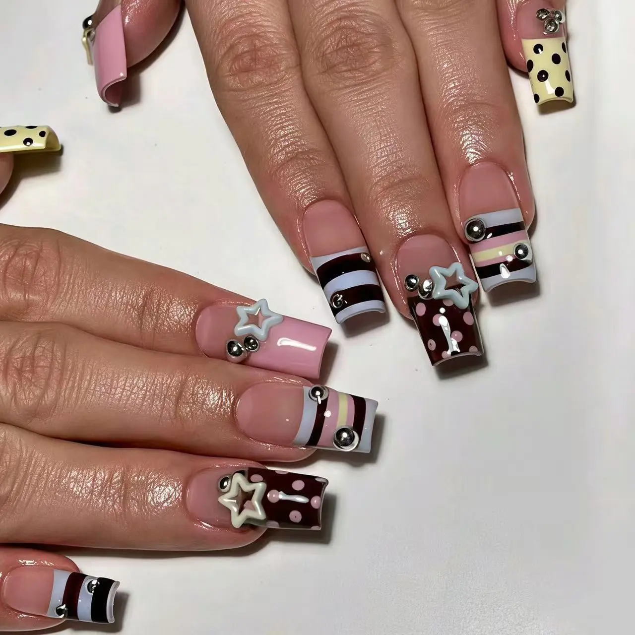 Y2K Candy Stripe Ballerina Nails, Short Textured Finish, 24-Piece Press-On False Nails, Nail Design, DIY Nails Art, DIY Glamorous Look for Women & Girls, Stick On Nails, Fake Nail, Decorative Nails