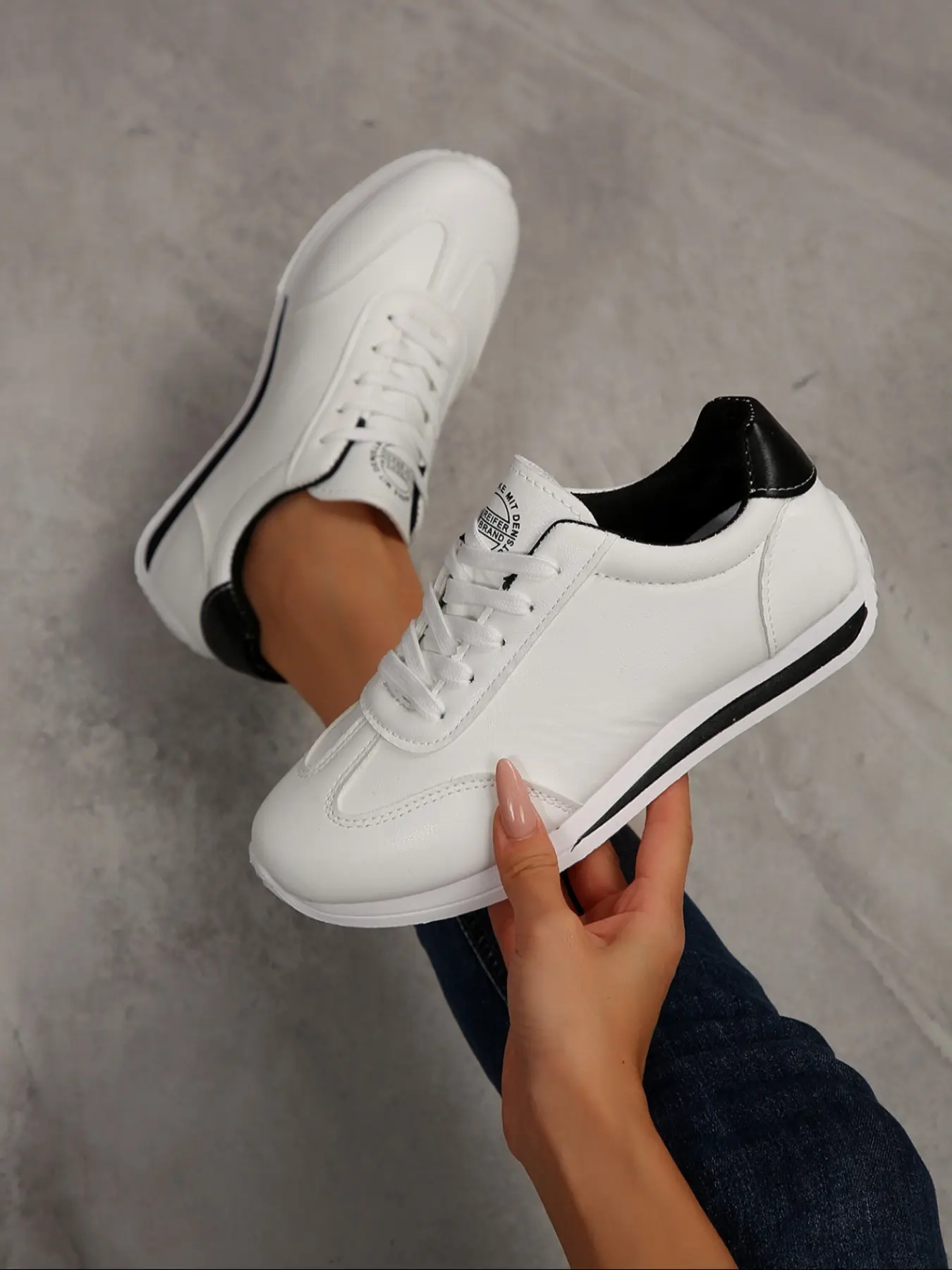 Women's new low-top lace-up casual sneakers, Solid color sneakers, Sports shoes, Footwear sneakers, comfortable, breathable and soft flat shoes suitable for daily leisure and commuting to work and school, outdoor walking shoes, a must-have for gifts