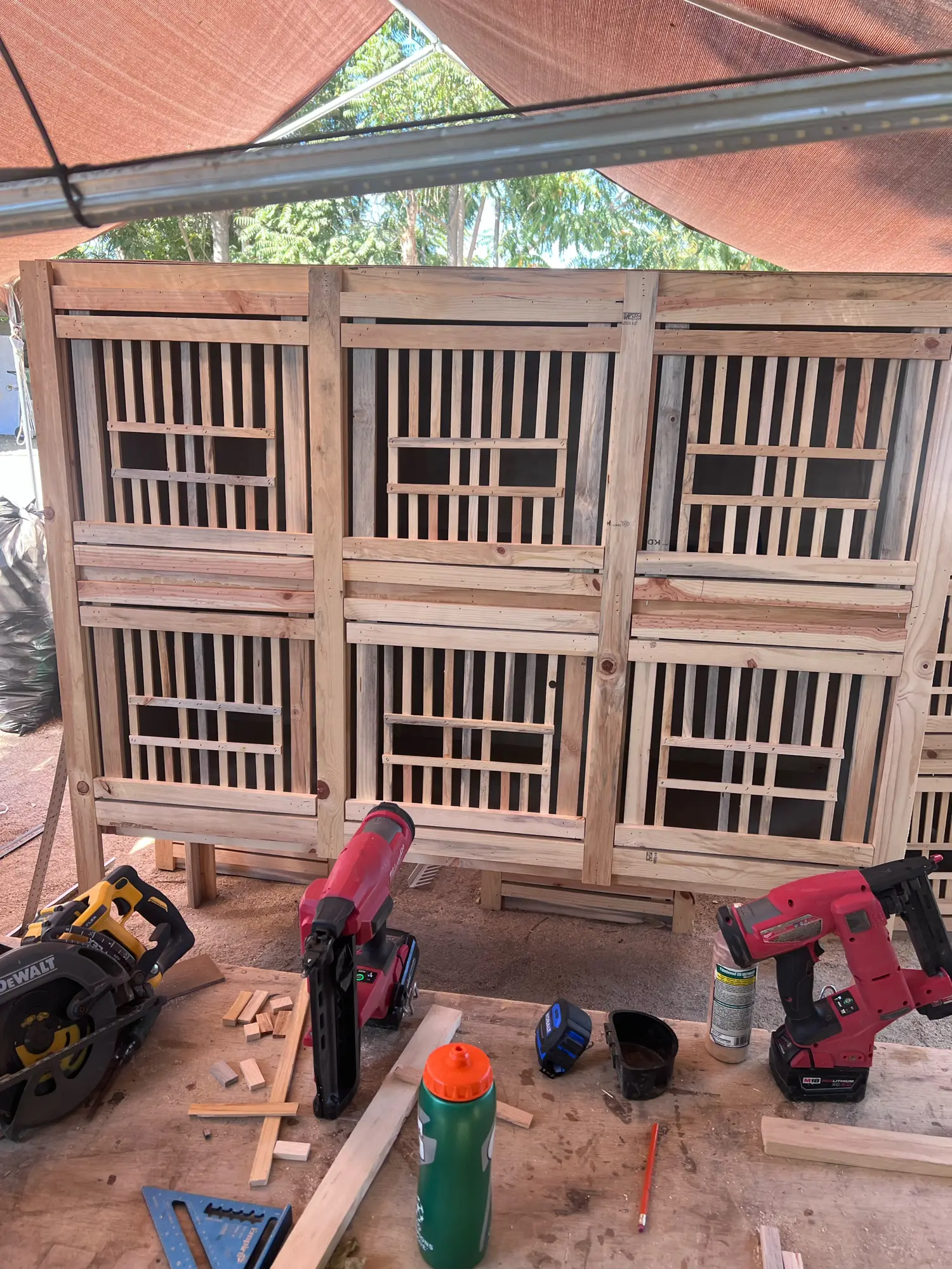 Descansaderos for Gallos 6 Feet Wide or Long Riverside California No Additional Features or Attributes Specified