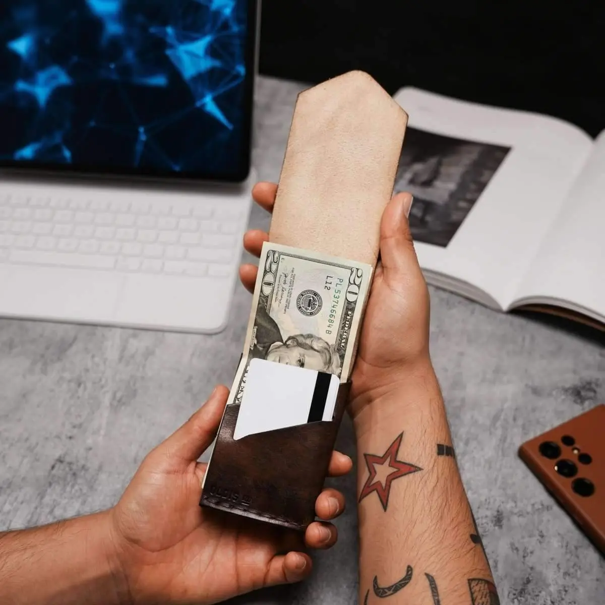 Oldis Two: Left-hander's Minimalist Vertical Wallet