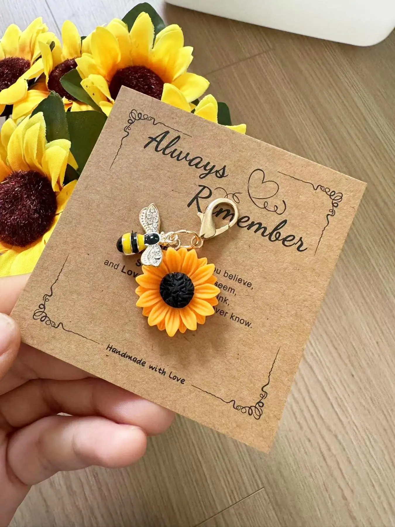 Cute Bee & Flower Design Handmade Keychain, Colorblock Stylish Cute Charms Keychain for Women & Men for Daily Clothing Decor, Trendy All-match & Exquisite Floral Pattern Keychain for Birthday Gift, Pendant