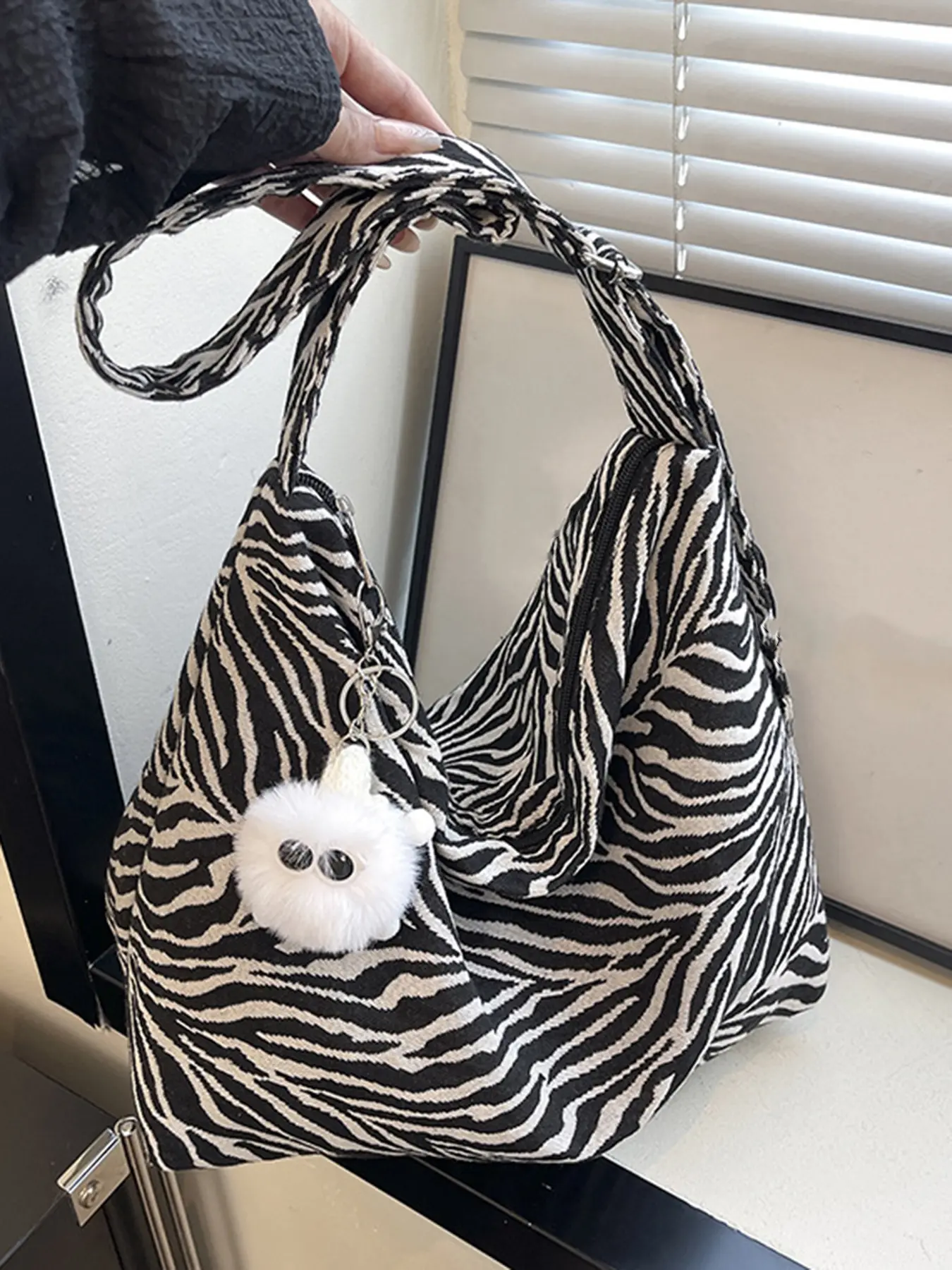 Niche zebra print one-shoulder tote bag, versatile, Fashionable Casual Bag, lazy shoulder bag, retro one-shoulder bag, street wind suitable for daily commuting and shopping, Quilted Shoulder Bag, Handbag Shoulder Bag, Fashionable Patterned Bag