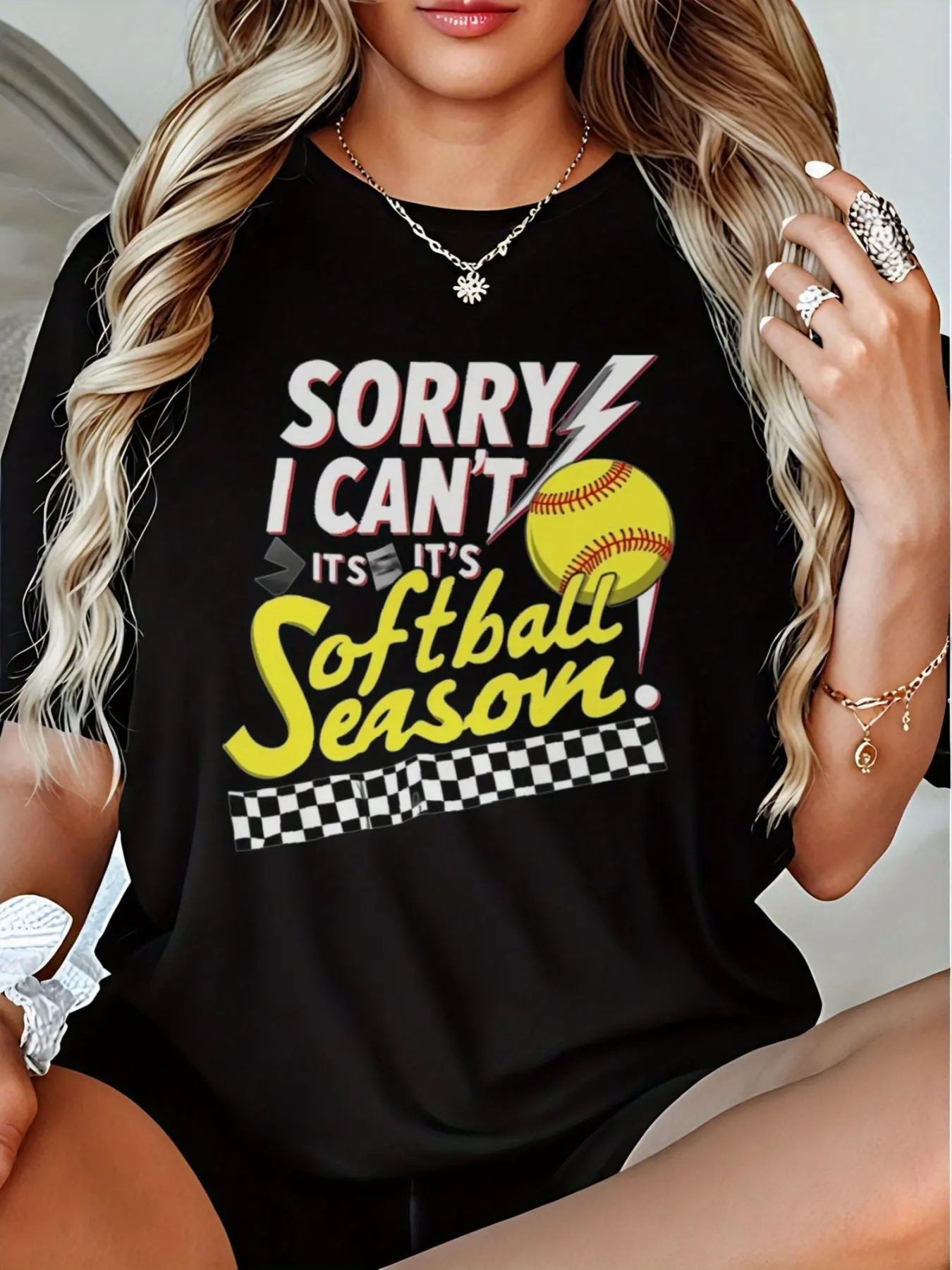 Wo's Softball T-Shirt - Funny "Sorry I Can't It's Softball Season" Saying with Baseball & Lightning Bolt Design - Heavyweight 180gsm Tee Suitable for Players and Fans, Team Spirit Wear, Gift for Coaches, Casual Round Neck Top