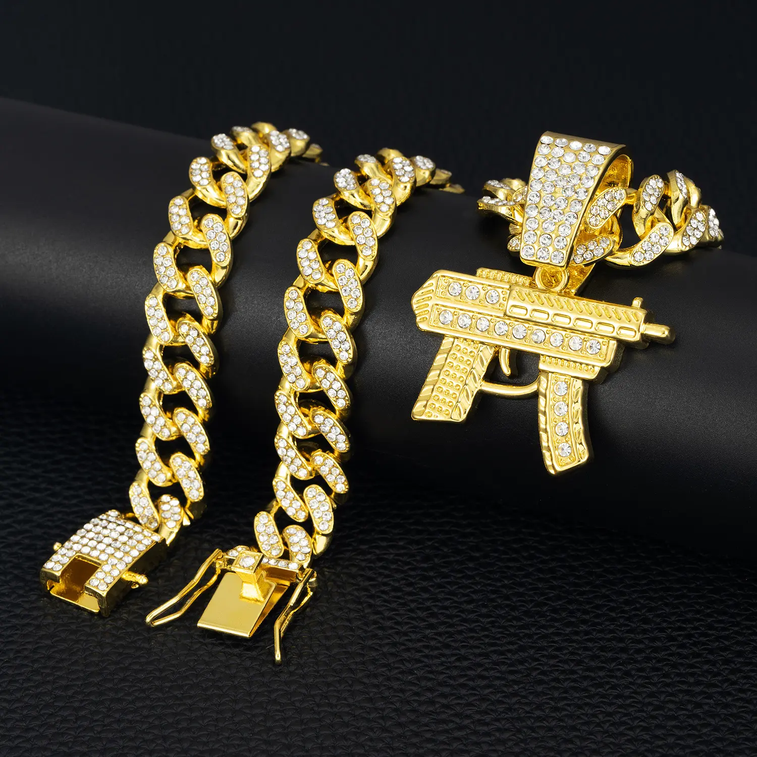 Fashionable and personalized Cuban chain, exquisite and elegant hip-hop party versatile accessories, identity symbols, lucky accessories, lover gifts figaro link