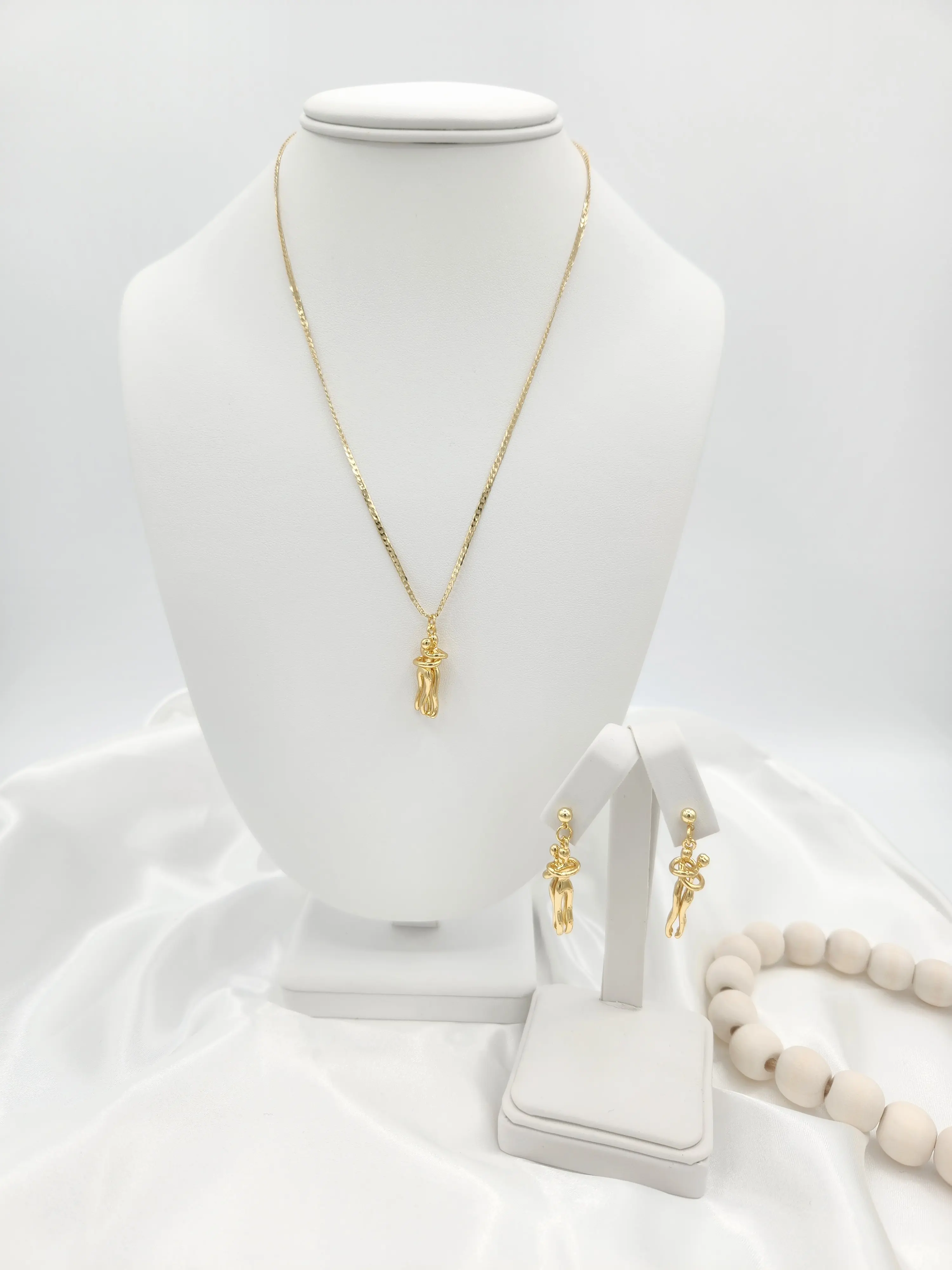 Cuban link chain a lovers' charm and earrings, made of 14K gold plated.  (12)