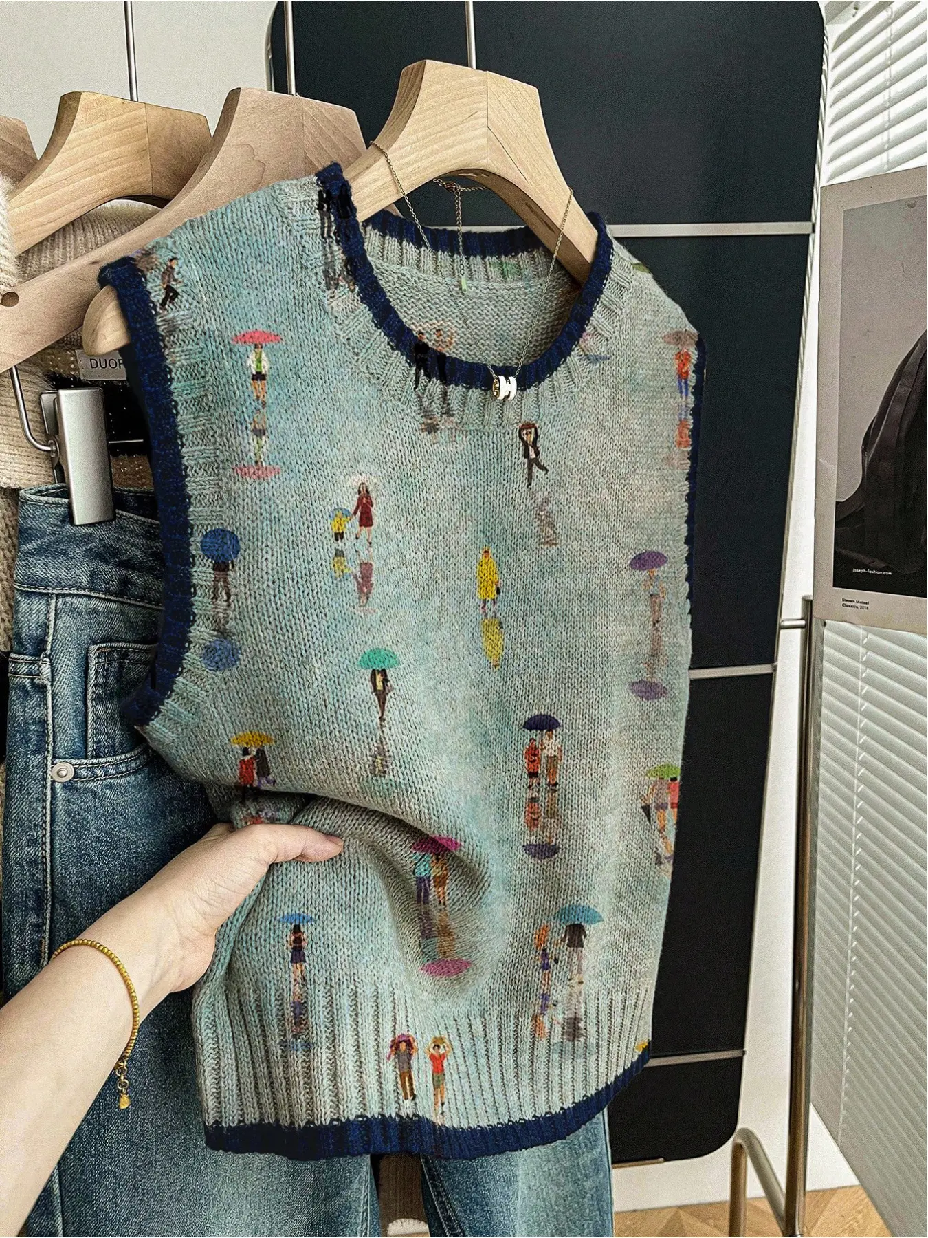1 piece, Womenswear, Sleeveless Clothing, Spring/Summer Back-to-School Loose Round-neck Sleeveless Knitted Dark Blue With Edging Contrasting Blue Gradient Patchwork Character Print Women's Top for Outfits, suitable for layering or wearing alone