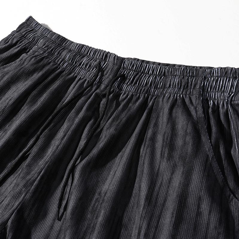 Men’s casual shorts—loose and comfortable, versatile design featuring a trademark graphic, elastic waistband with drawstring, American retro style, suitable for all seasons, ideal for outdoor leisure activities.