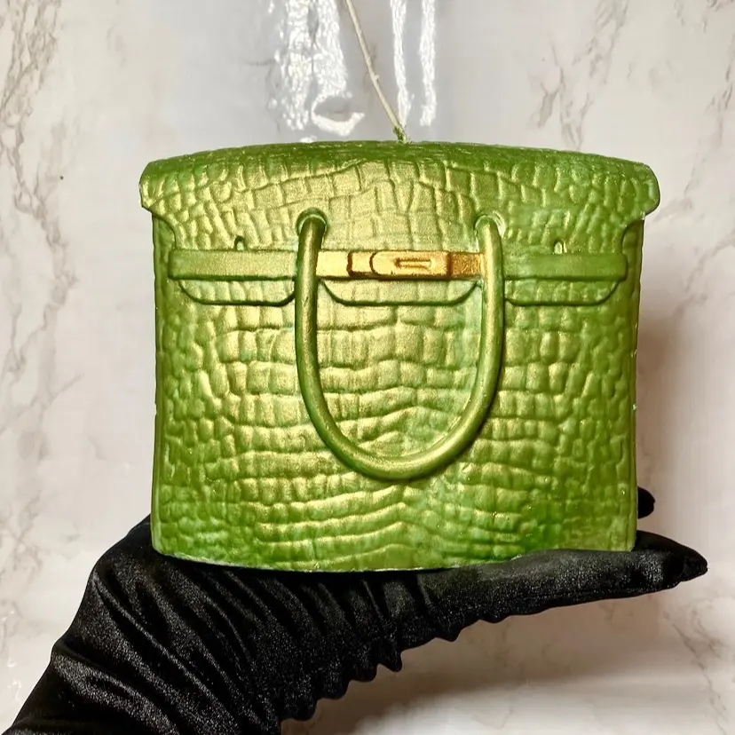 This is a hand made soy wax candle molded in to the shape of a handbag inspired by fashion. These candles are perfect for home decor to add a chic touch to any room in your home. This candle can also be a perfect gift to someone special for any occasion.