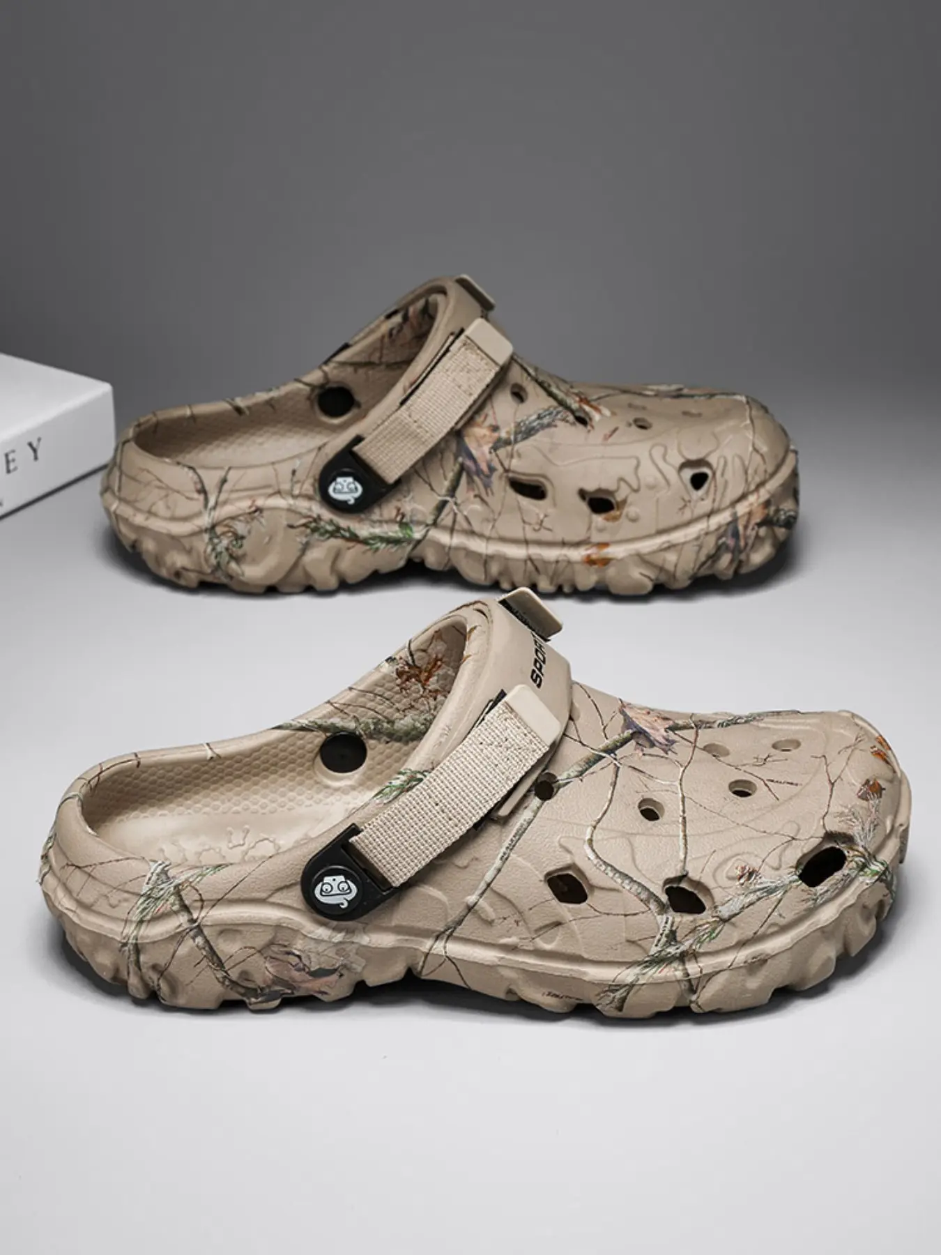 Summer Graffiti Thick Sole Holey Shoes for Men and Women, Outdoor Anti-Slip River Walking Shoes, Breathable Durable Slip-On Sandals, Slipper