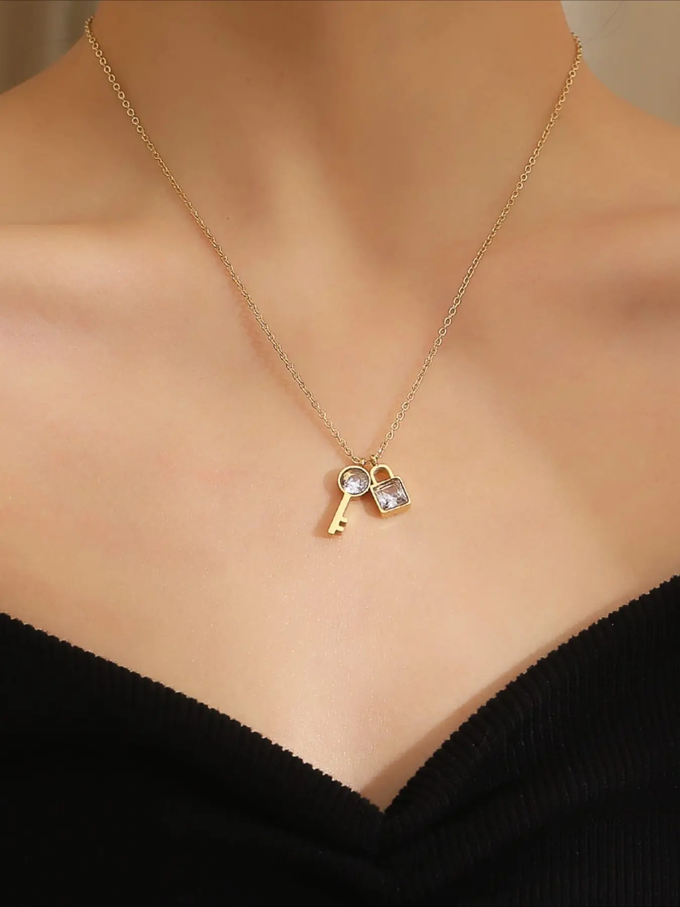 Fashionable Light Luxury Zircon Key Lock Pendant Necklace, Stainless Steel Does Not Fade, with A High-end Temperament and Neck Decoration, Suitable for Daily Commuting, Dates, and Dinners