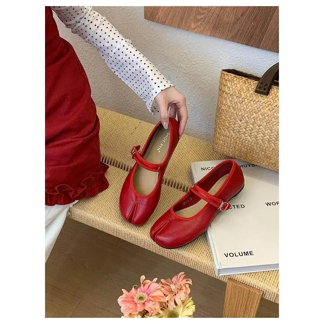 2026 New Spring Flats Tabi Ninja Shoes Women Fashion Vintag Split Toe Ballet Comfy Flat Ballerina Soft Casual  Ankle Strap Mujer