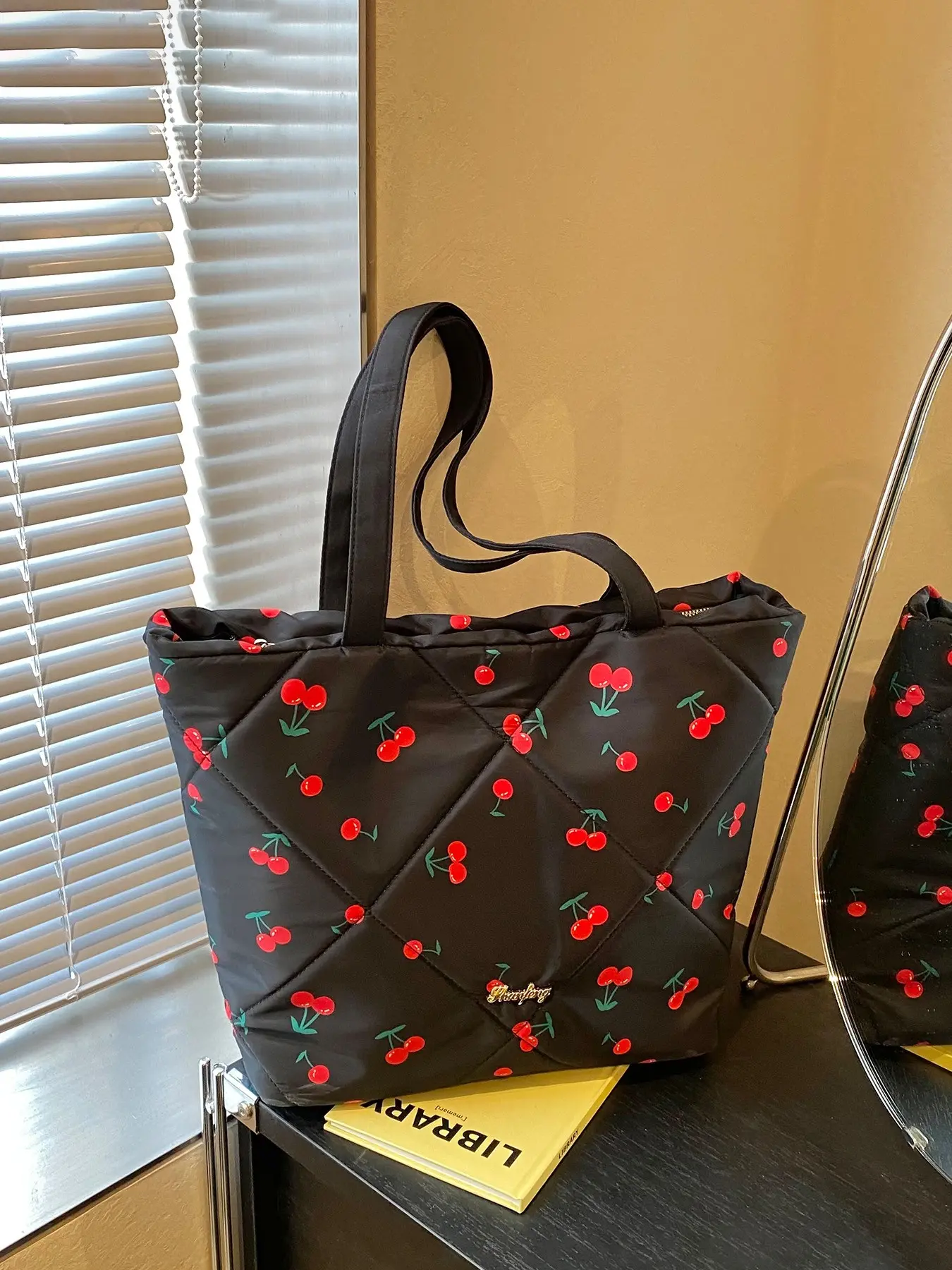 Ladies' fashionable, simple, casual, retro printed, quilted design shoulder bag suitable for daily commuting, shopping, school, versatile, ladies' essential shoulder bag Casual Commuter Bag Quilted Crossbody Bag