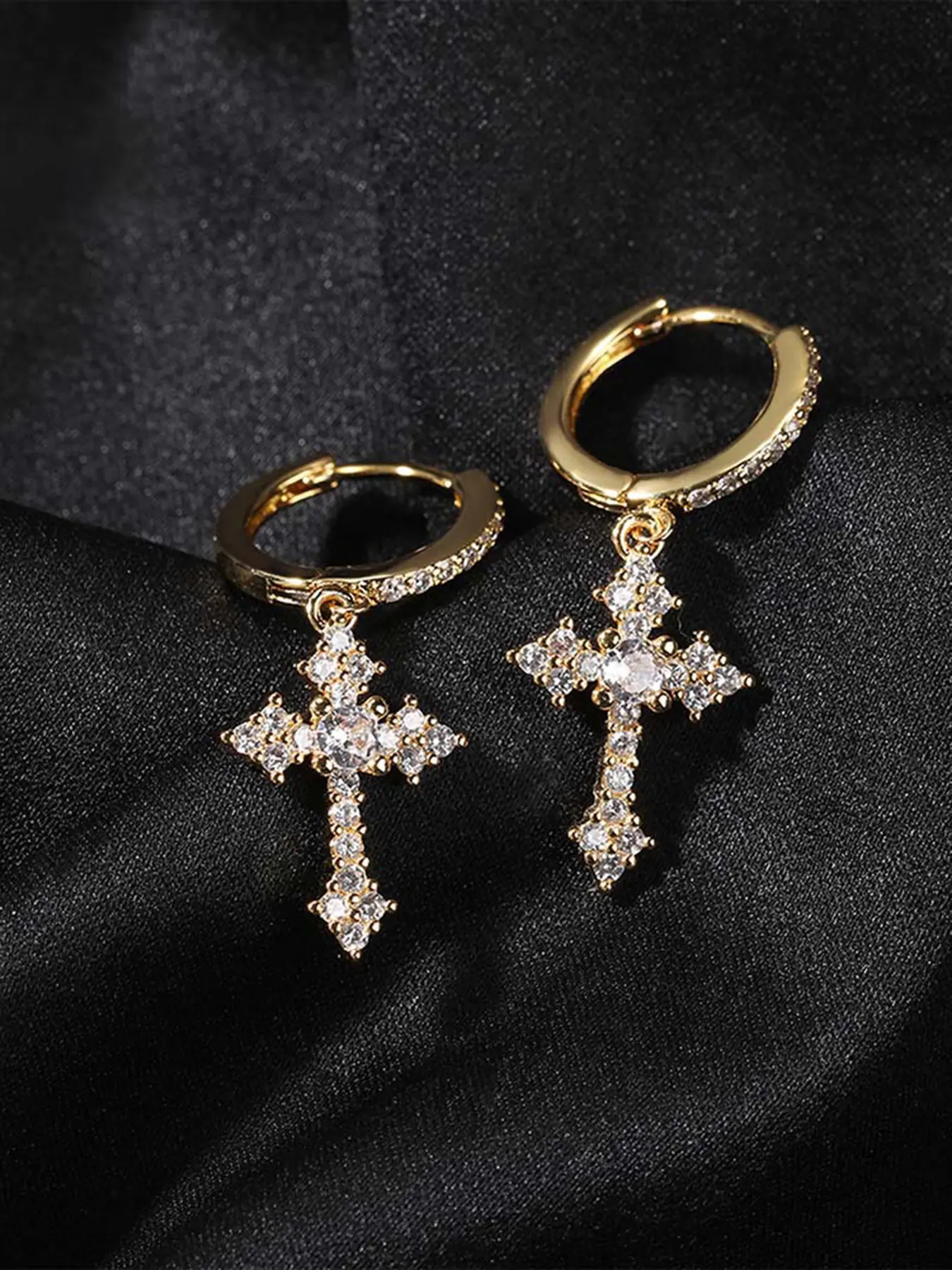 Full diamond cross stud earrings for men and women, Brilliant stud earrings, personalized studs, trendy hip-hop ear hoops, dark style full diamond earrings, thick hoop earrings, hip-hop personalized men's studs