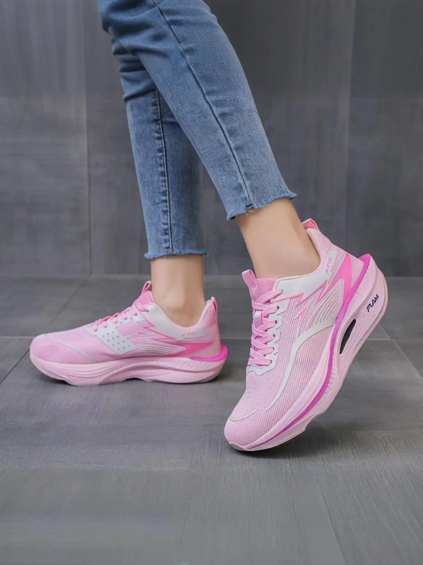 Lightweight Running Shoes for Men and Women, Carbon Fiber Technology, Breathable Design, Anti-Slip Sole, Ideal for Marathon and Fitness Training, Colorblock Running Shoes