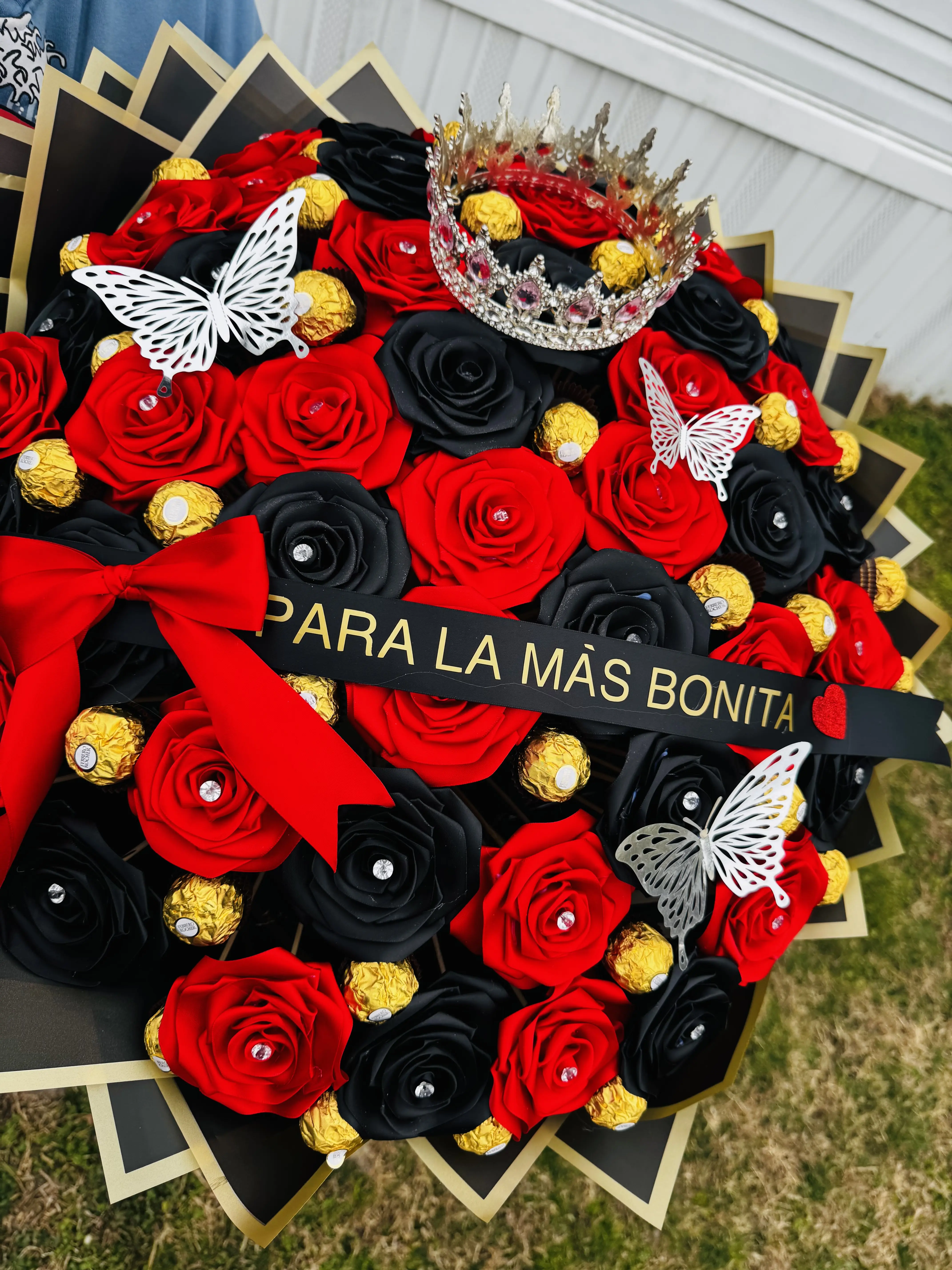 Areglo de 45 rosa eternas más listón personalizado Areglo de 45 rosa eternas más listón personalizado