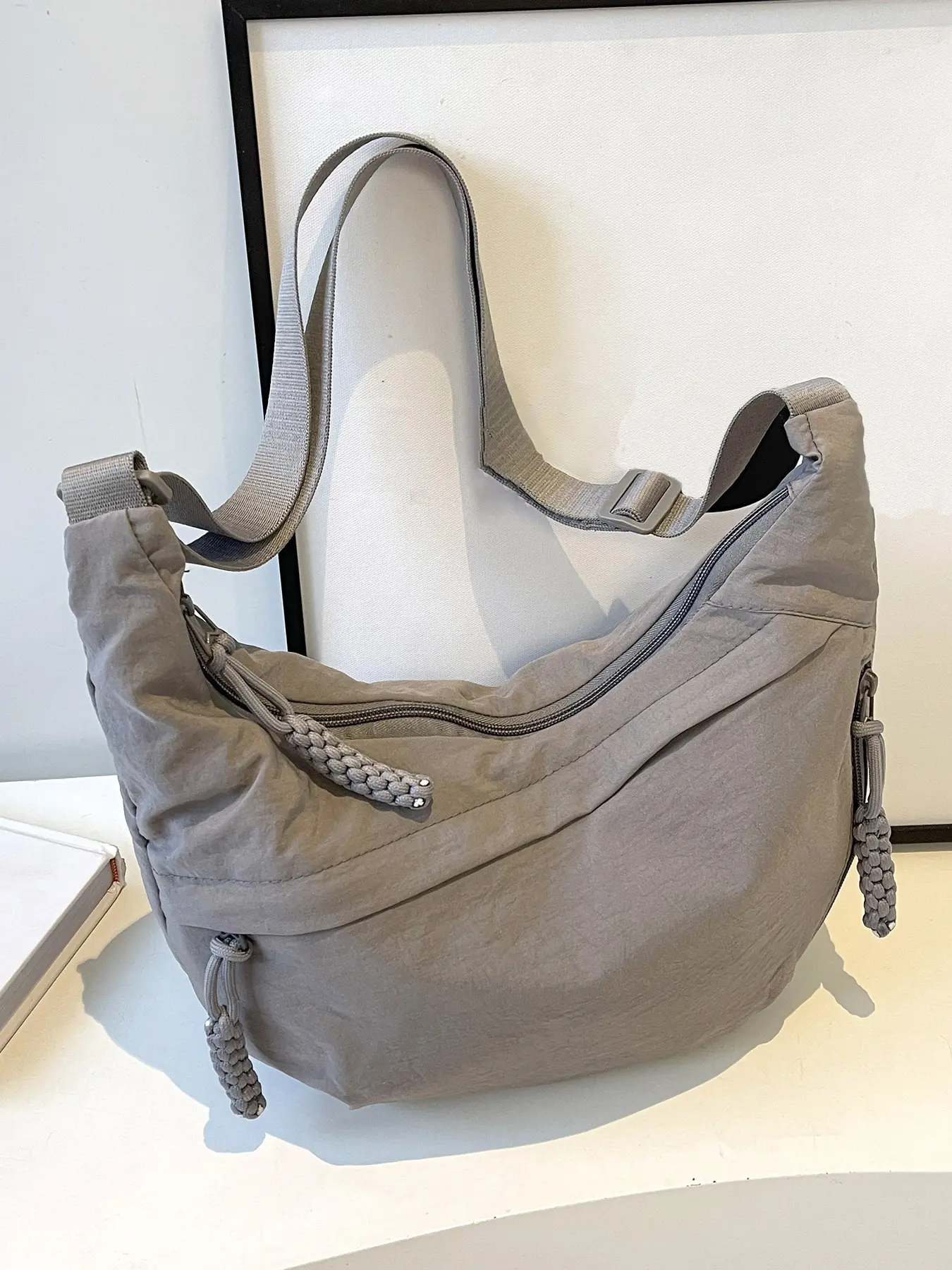 Niche practical, fashionable, simple and versatile Quilted Shoulder Bag, crossbody bags, multi-pocket partition storage messenger bag, casual daily commuting shoulder messenger bag, suitable for daily travel, shopping, etc.