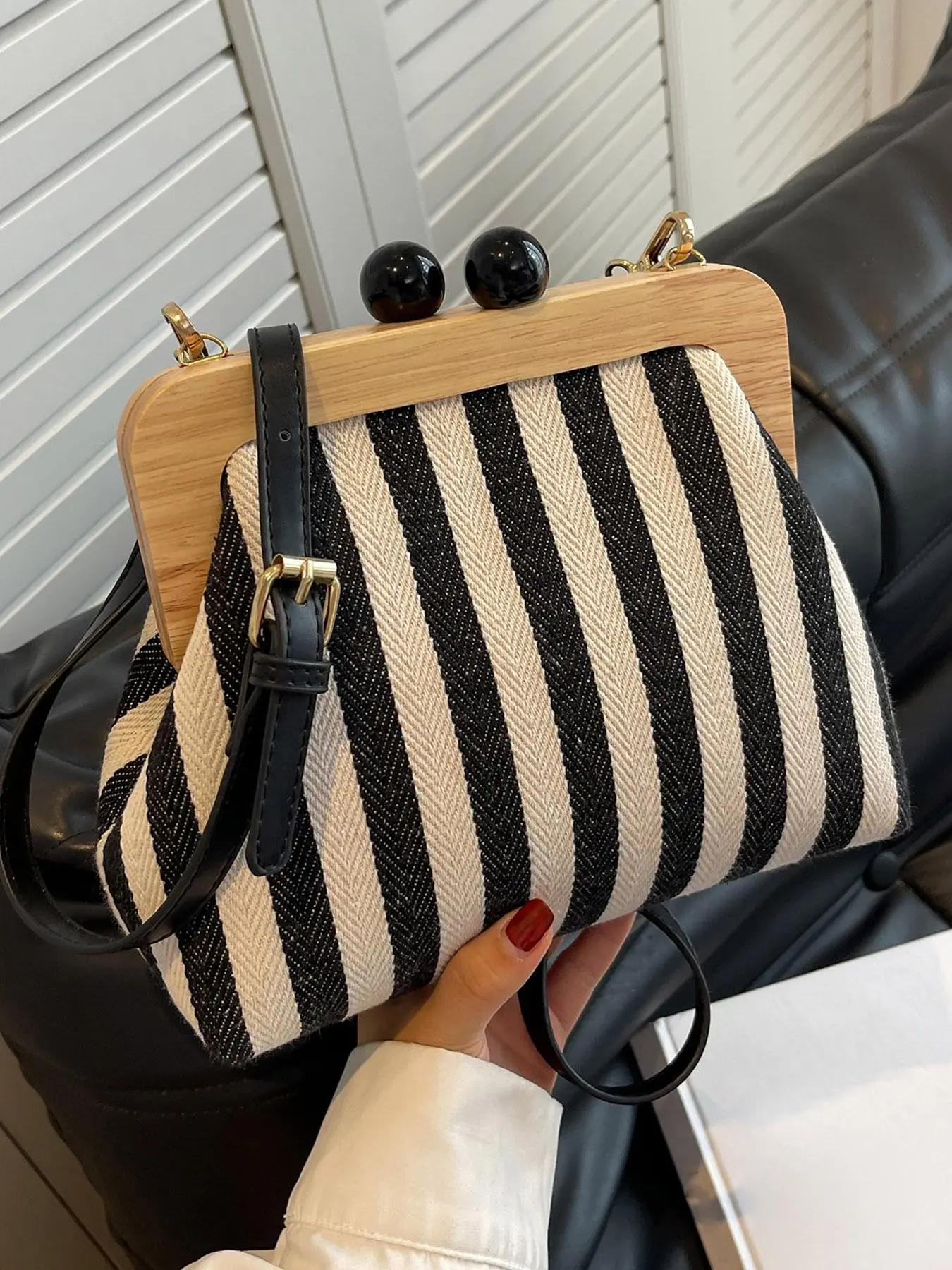 Retro black and white striped textured woven cloud clutch, Vintage chic purse, niche design textured dinner bag, can be carried by hand, suitable for daily commuting, shopping, etc., Daily Commuter Purse, Handheld Bag Purse
