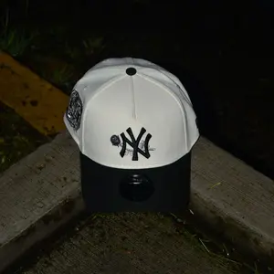 New York Yankees White Black 9FORTY Snapback Hat NY Yankees Subway Series Patch Adjustable Cap