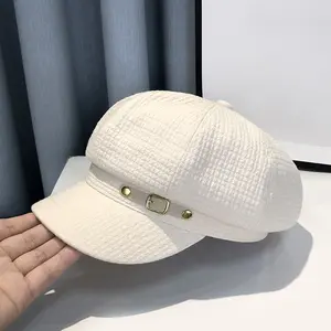 Classic retro beret, a fashionable must-have for women to keep warm and shade in autumn and winter.