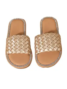 A pair of girls' seaside vacation slippers with rhinestone-trimmed woven design, soft sole that doesn't rub the feet, easy to put on and take off, perfect for summer beach photos, versatile flat sandals.