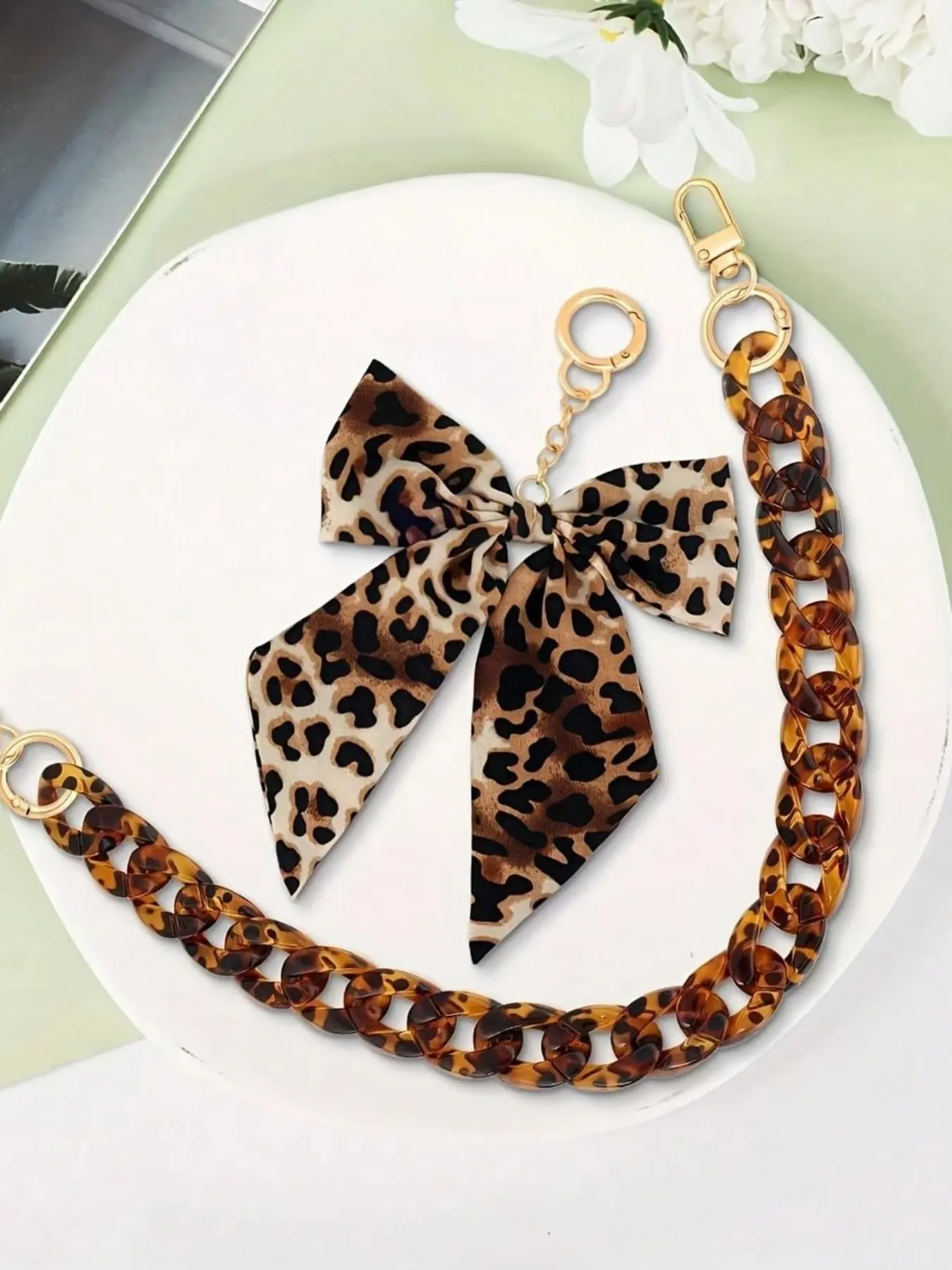Leopard Print Chunky Chain Strap, Leopard Print Handbag Charm With Bow Keychain Pendant, Large Gold Acrylic Flat Chain Decor, Detachable & Connectable Purse, Tote, Wallet Chain Accessory For Women，Bag Charm Decoration Pendant、Bag Decoration、Keychain.
