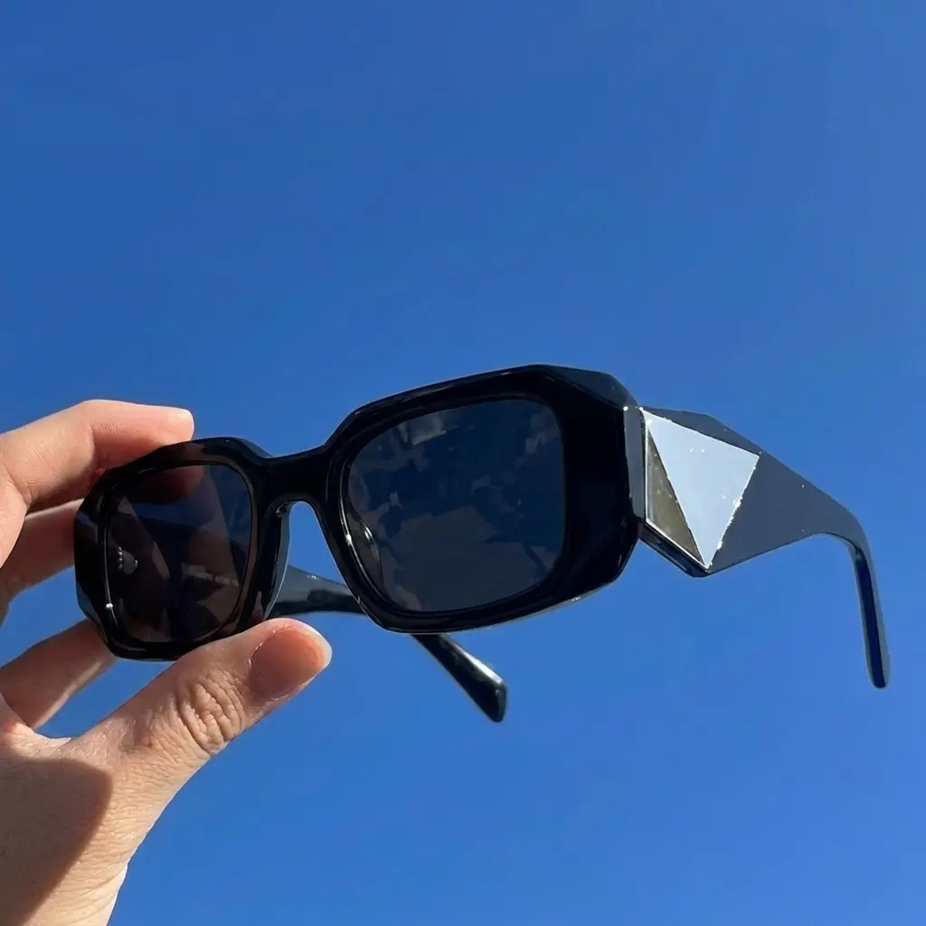 Trendy Y2K Chunky Rectangle Sunglasses for Women Vintage 90s Black Shades Trendy Y2K Chunky Rectangle Sunglasses for Women Vintage 90s Black Shades