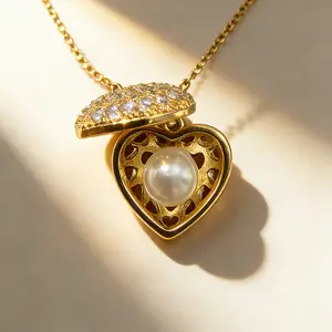 Women's mini heart necklace, gold-plated heart-shaped necklace with rhinestones, delicate small pearl necklace, personalized pendant, perfect as a birthday or anniversary gift, suitable jewelry for women and girls.