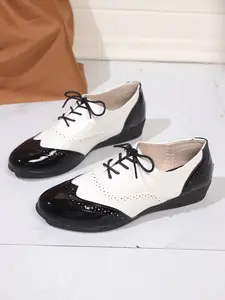 Women's Retro Formal Oxford Shoes, Low Heel Design, Tie Front Closure, Comfortable and Durable, All Seasons, Round Toe, Patchwork Pattern, Closed Oxford Shoes