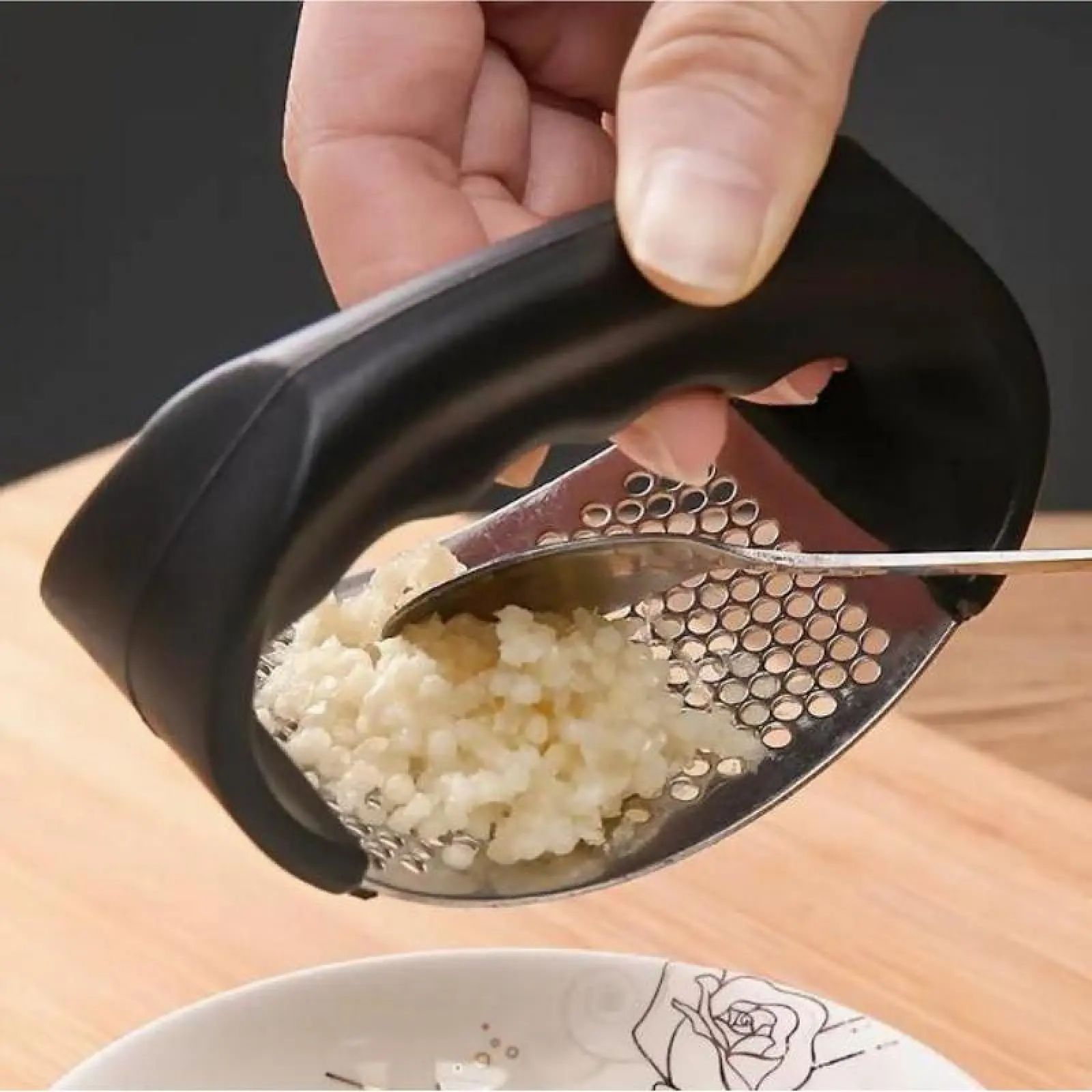 [Upgraded Version] Stainless Steel Garlic Press - Easy-to-clean and durable kitchen gadget for chopping and crushing garlic, Convenient perfect for apartments and dormitories