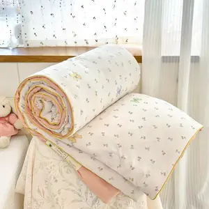 Summer Lightweight Quilt with Cherry Blossom and Bow Print, Floral Print Quilt—ultra-soft, skin-friendly air-conditioning quilt and cooling blanket, perfect for summer bedrooms, offices, living rooms, home relaxation