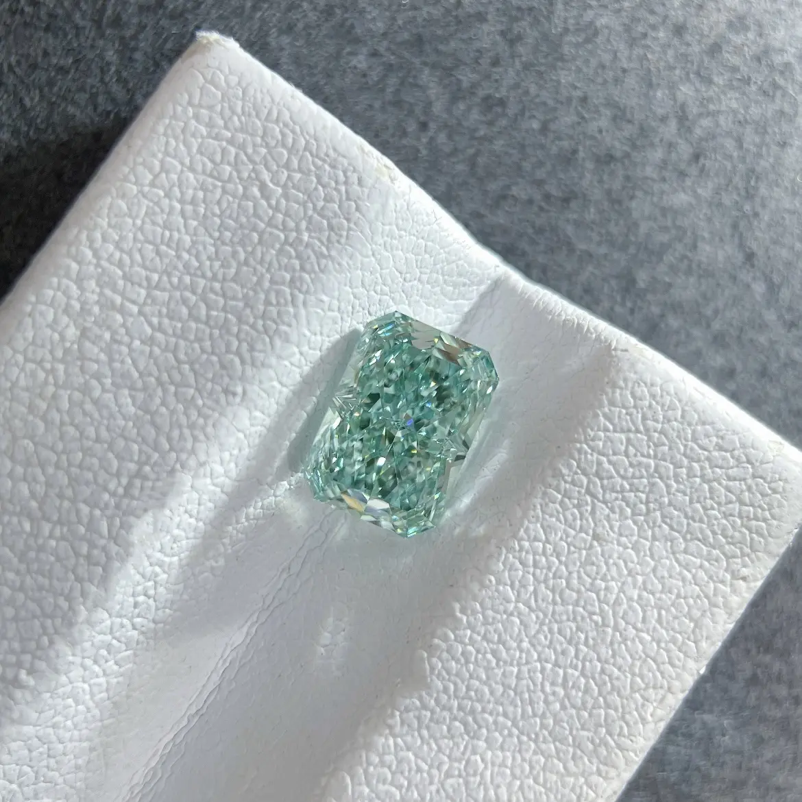 Lab-Created Mint Green Radiant Cut Moissanite Loose Stone - 3ct Size, VVS1 Clarity Fancy Color Gem with GRA Certificate for Custom Rings, Jewelry Making