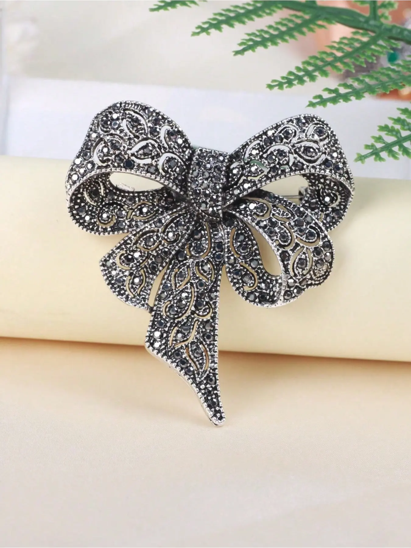 1pc Vintage Elegant Personalized Full Rhinestone Black Large Bow Brooch Pin with Crystals Cardigan Blazer Women's Accessory