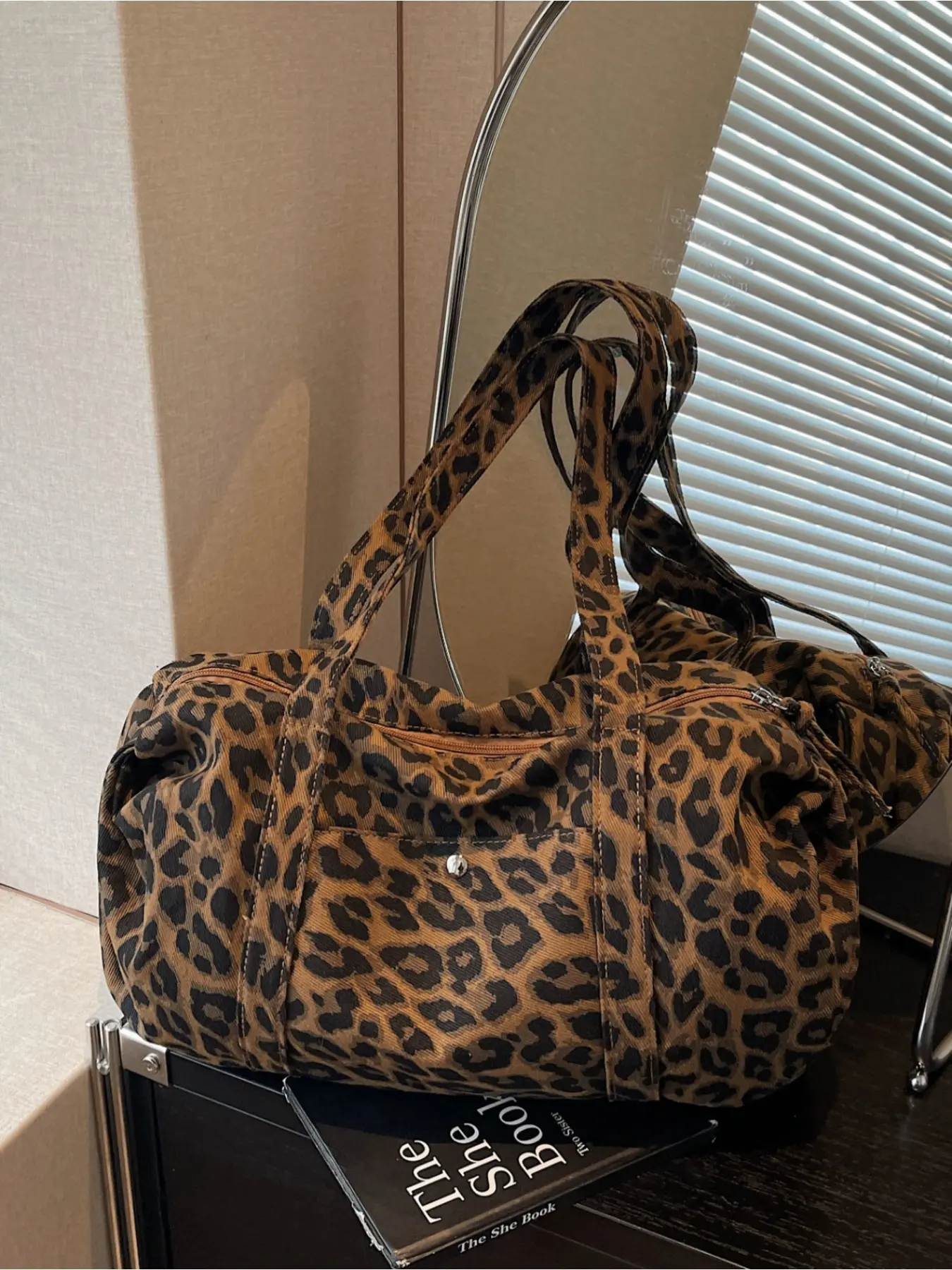 American Retro Leopard Print Large Capacity Tote Bag For Women Fashion Versatile Y2K Hot Girl Style Single Shoulder Crossbody Bag For Gym Workout Short Trip Travel Luggage Bag Fashionable Bags