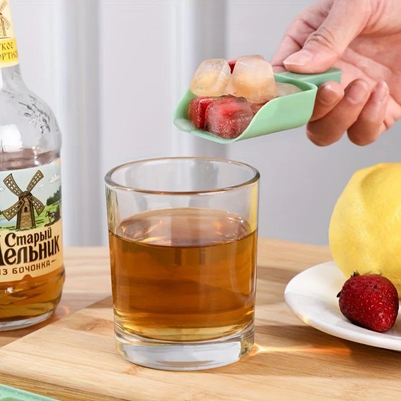 Summer savior: ice tray with lid and ice storage box, can make 68 ice cubes, easy to remove the ice cubes with a simple press.Perfect for holiday parties