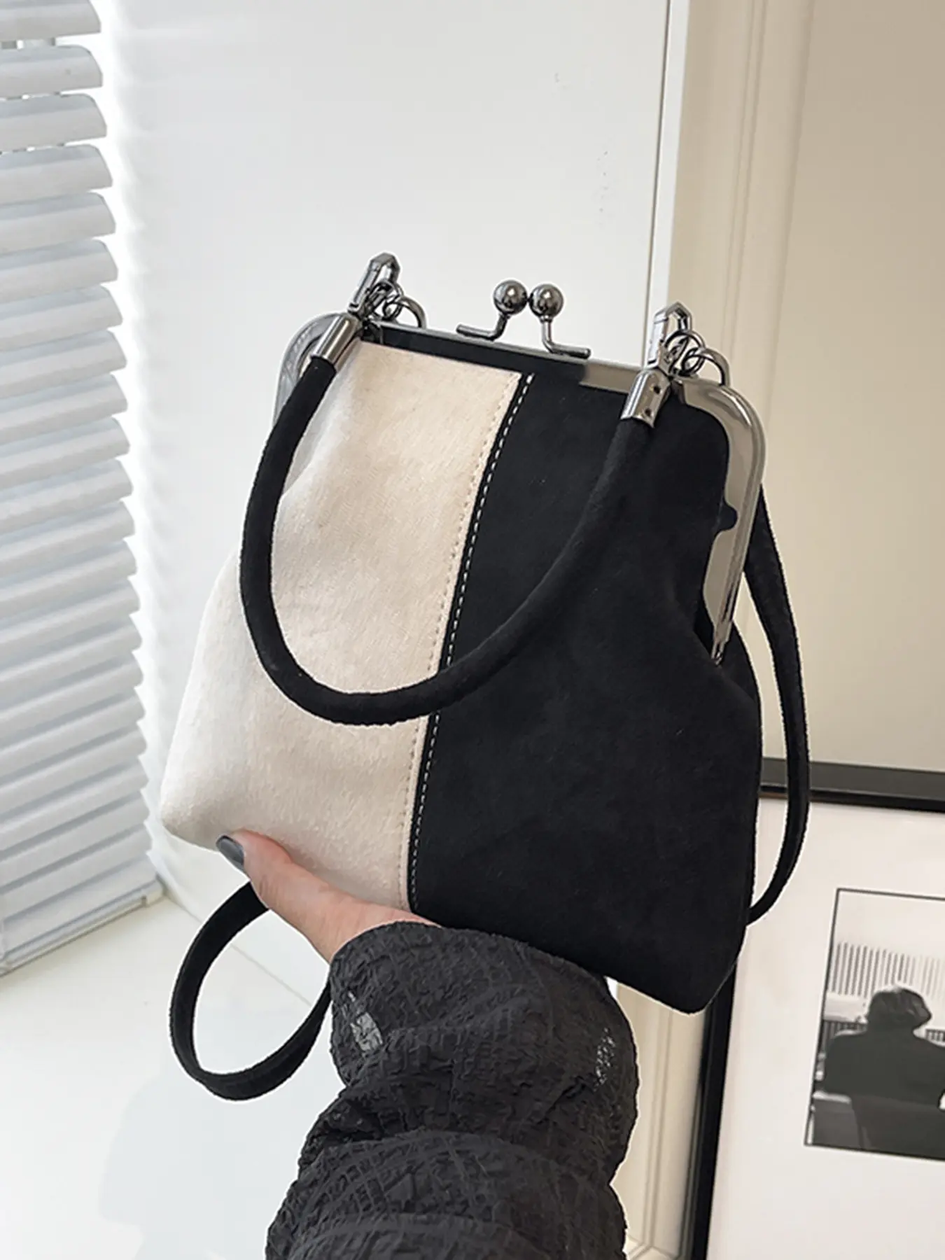 Retro metal buckle shoulder handbag small square bag, metal clip buckle design exquisite versatile shoulder bag, contrast color stitching fashionable simple Crossbody Purses suitable for daily commuting, shopping, dating, etc., Crossbody Bags