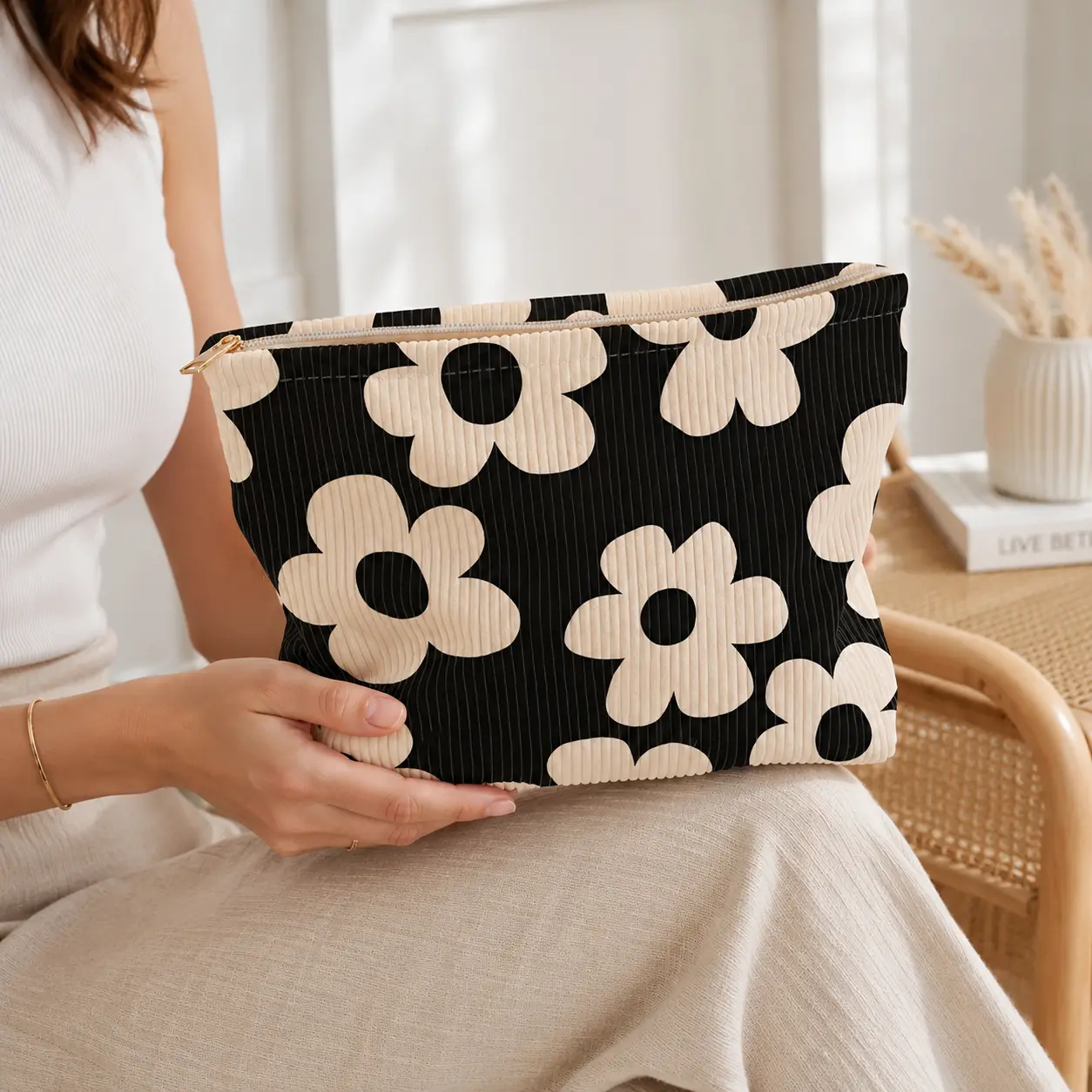 Fashion Makeup Storage Bag – Chic Lightweight Multi-Functional Organizer, Portable for Travel & Daily Use, Sturdy Reusable Zippers