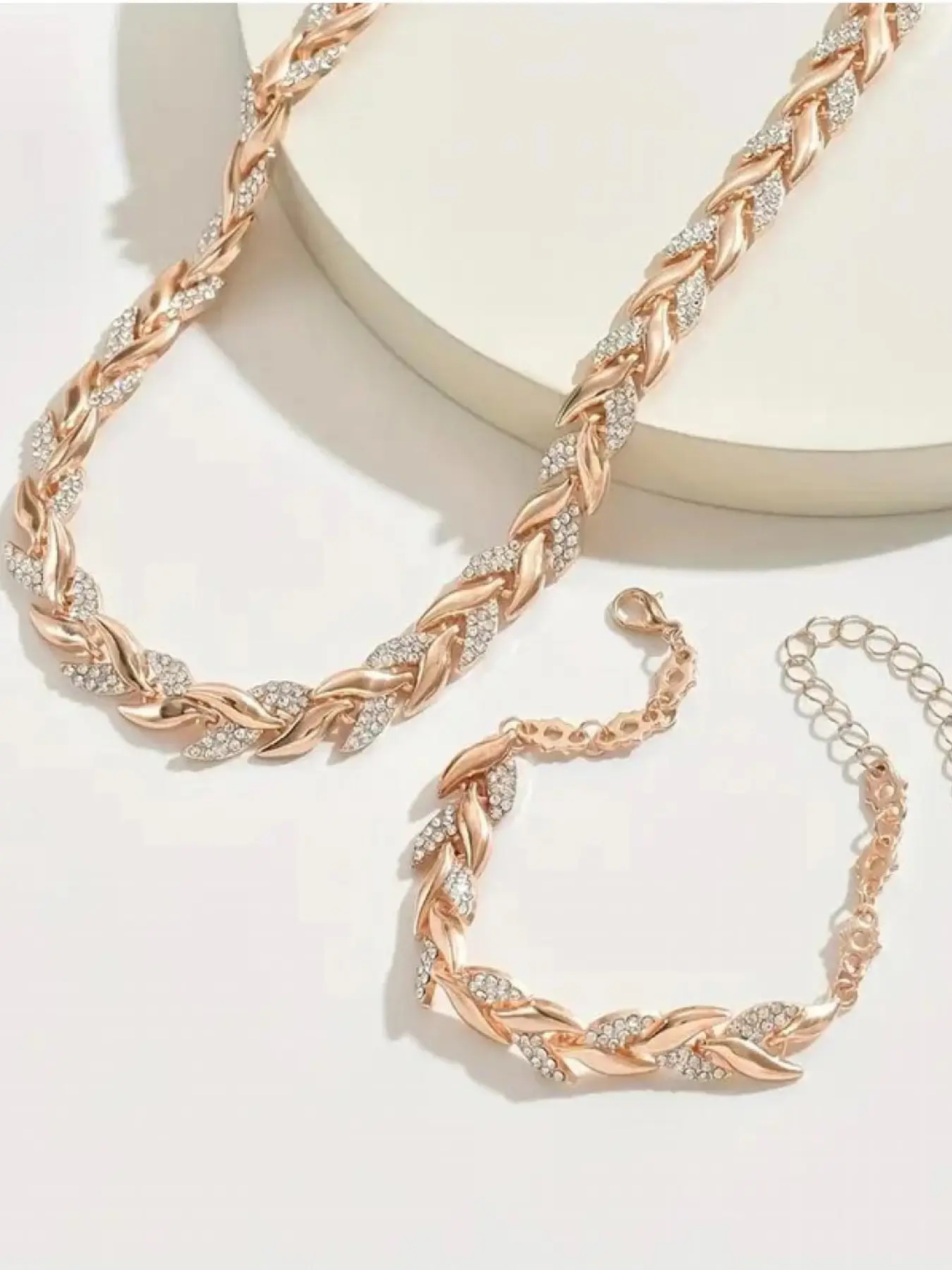 A set of jewelry featuring dual-colored wheat ear motifs, adorned with silver and rose gold crystal accents. The pieces are available in two colors and can be paired with various outfits. The natural, dynamic design of the leaves seamlessly blends with th