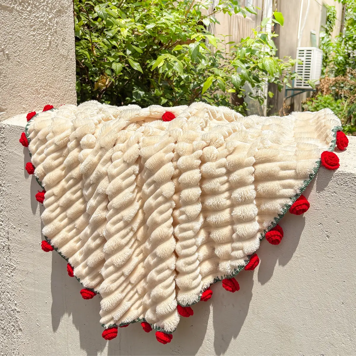 Rose Blanket Luxury Handwoven  Plush Round Throw Flower Bouquet Blanket That Folds Into a Rose Bouquet  deal Gift for Loved Ones, Moms, or Friends   Perfect for Living Room, Bedroom, or Aesthetic Outdoor Photos – Available in 65/100/150/200cm Diameter