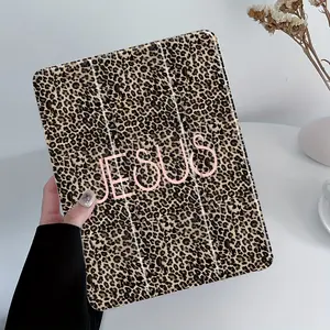 This pink leopard print case features an adjustable stand and pen slot, and is a foldable, non-slip TPU protective case suitable for Samsung, iPad mini, iPad Air, iPad Pro/iPad 10th and 11th generation iPads.