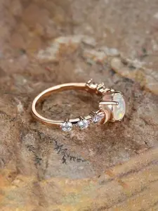 The retro oval white Australian treasure moon ring is suitable for daily wear, vacation dates, and other occasions, and is also a surprising and exquisite small gift