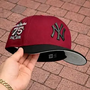 New Era NY Yankees 59FIFTY/9FORTY Red Baseball Cap | Black Embroidered Logo with Anniversary Patch Detail | High Crown Flat Brim Fitted Hat | Official MLB Licensed Headwear For Men Women | Streetwear Fashion Sport Casual Collector Edition