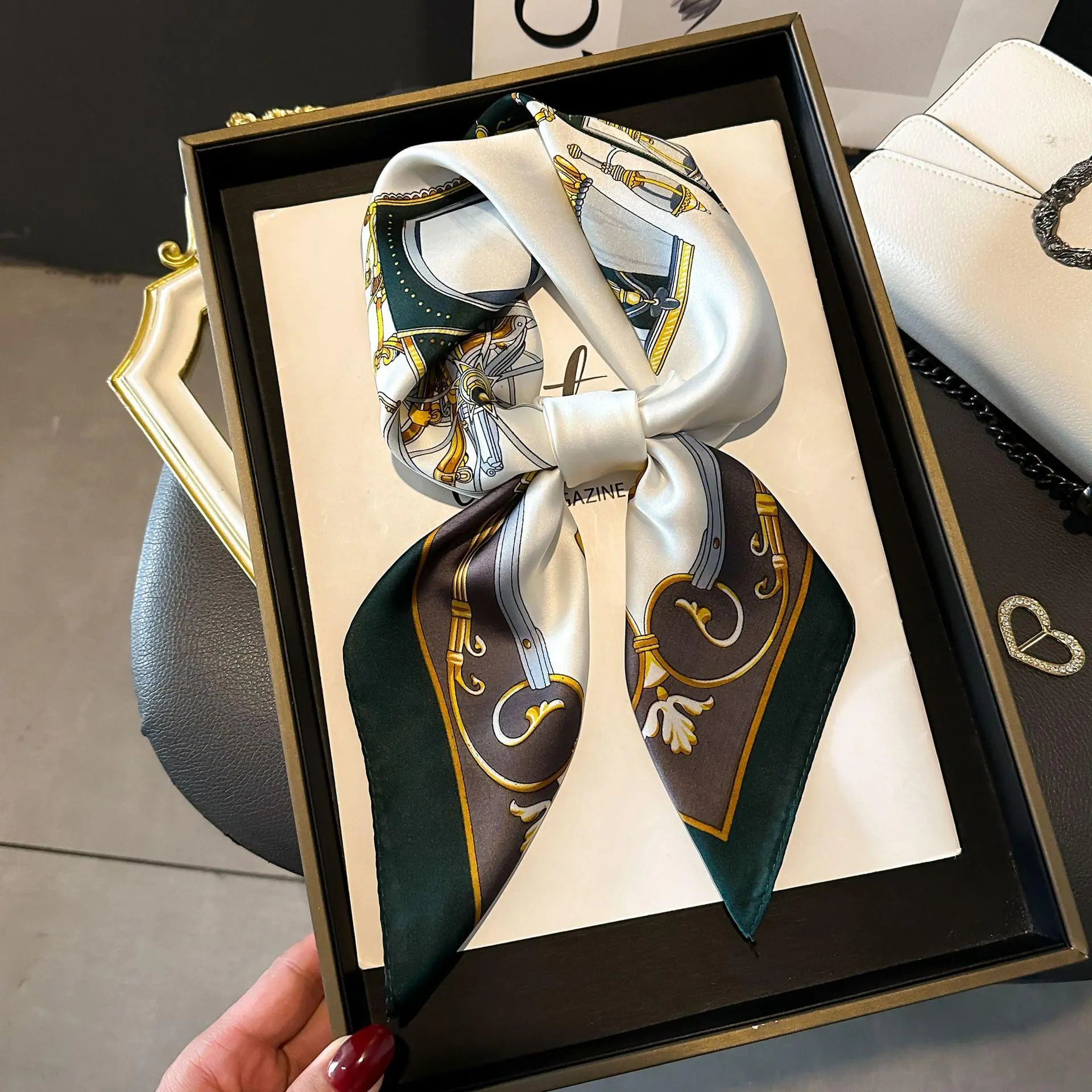 Border carriage in dark green