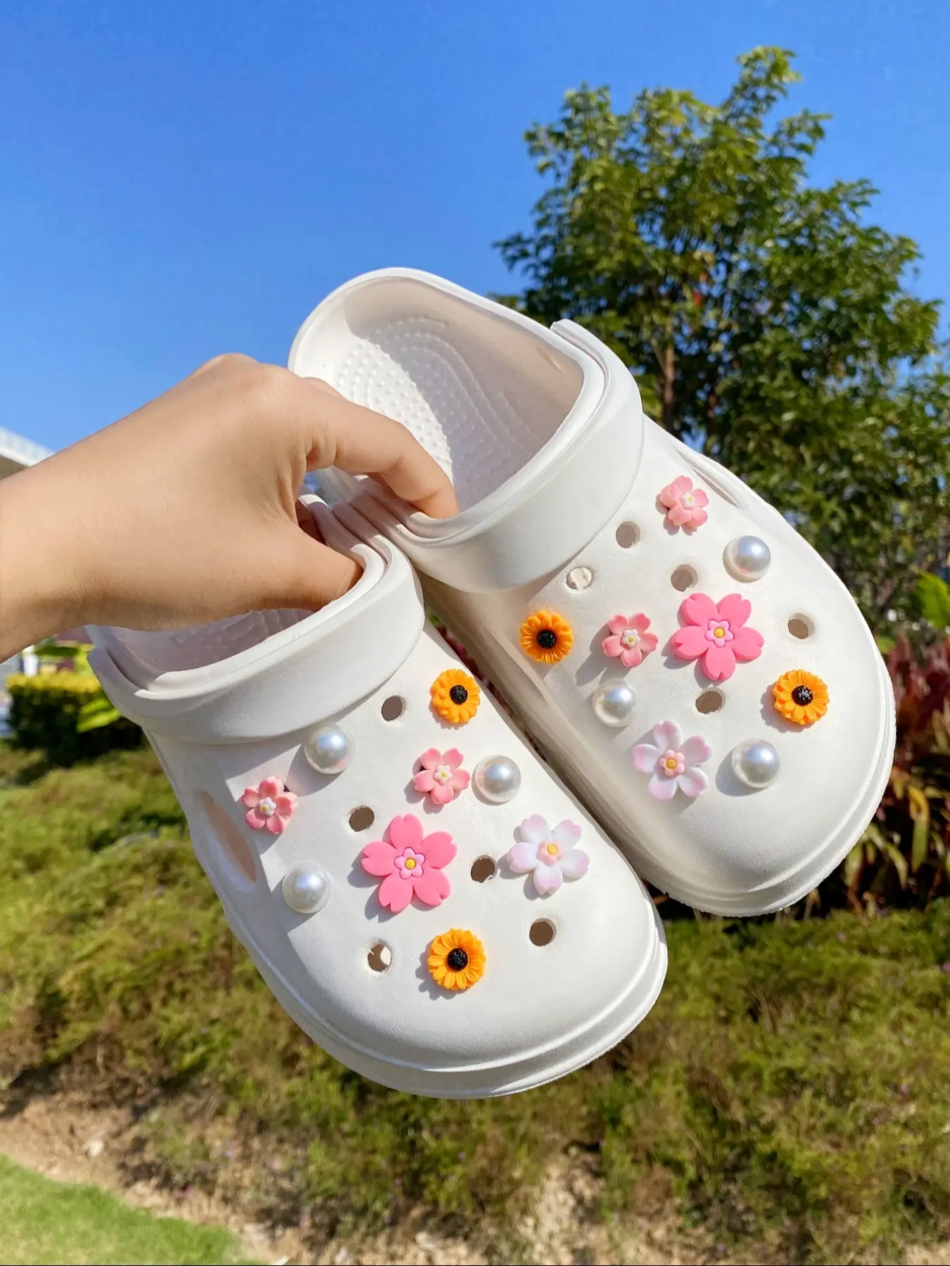 18 Piece Sakura Sunflower Bead Shoe Charms Set DIY Decorations, Multifunctional Decorative Shoe Accessories Shoe Clips for Women Sandals Slippers Beach Bags Footwear Clog Shoe Decorations