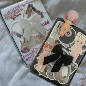 The cutest Bow Phone Grip is here!  A Must-Have accessory for your Coquette/Balletcore aesthetic. Trendy black/white bow