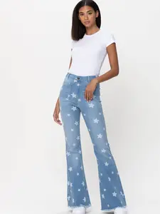 Women's Mid-rise Slim-fit Jeans With All-over Star Print. Flared Legs With Frayed Hem Design. Patch Pockets At The Front And Back. Crafted From Stretch Denim, Suitable For All Seasons And Various Occasions.