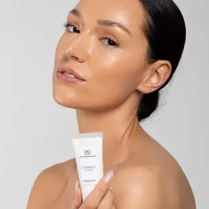 niccktownsend Gommage Glow Exfoliant 30ml - Triple Action for Bright Smooth Skin with Jojoba Beads Lactic Acid & Papaya Enzyme