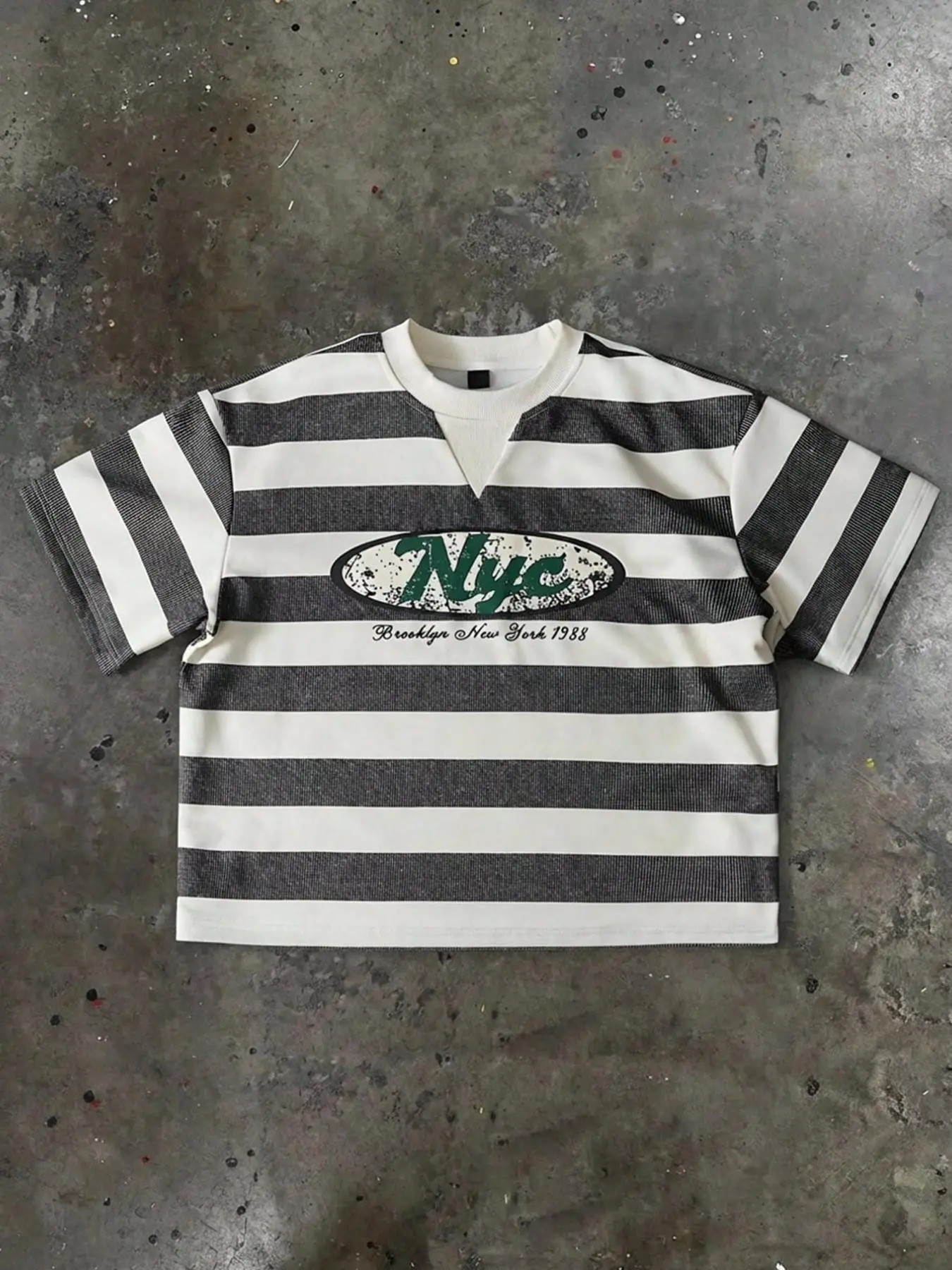 Unisex style, Classic streetwear-inspired black and white striped short-sleeved T-shirt with the “NYC” pattern print, perfect for casual wear, couples’ outfits, gifts for boyfriends, festivals, retro styles, parties, back-to-school season