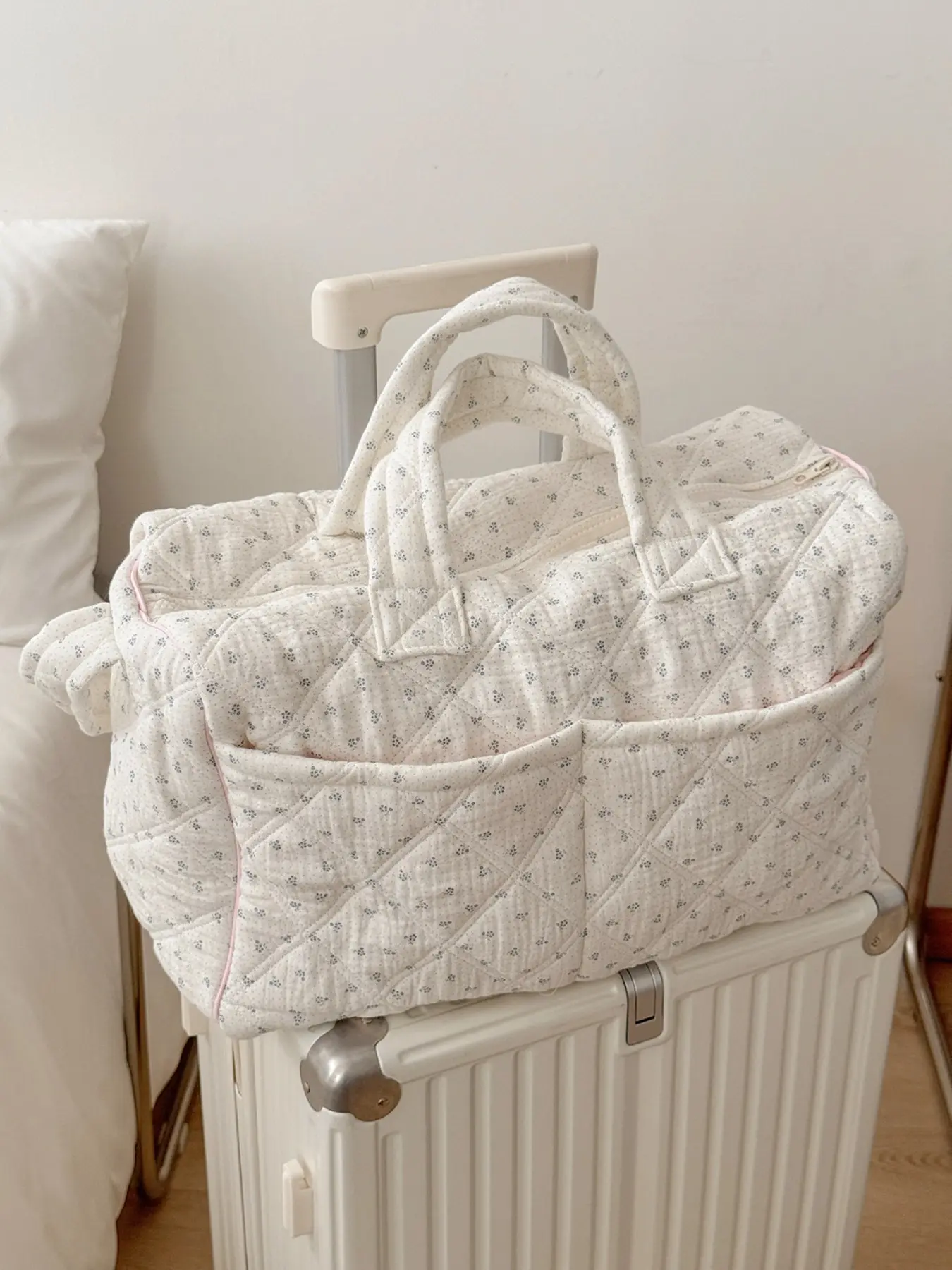 White Floral Quilted Cotton Travel Duffel Bag, Weekend Luggage Bag, Large Capacity Weekend Tote Bag with Handle Foldable Lightweight Portable Overnight Women's Carry-on Bag, Perfect for Travel, Gym and Weekend Getaways, Travel Duffle Bag, Travel Bags